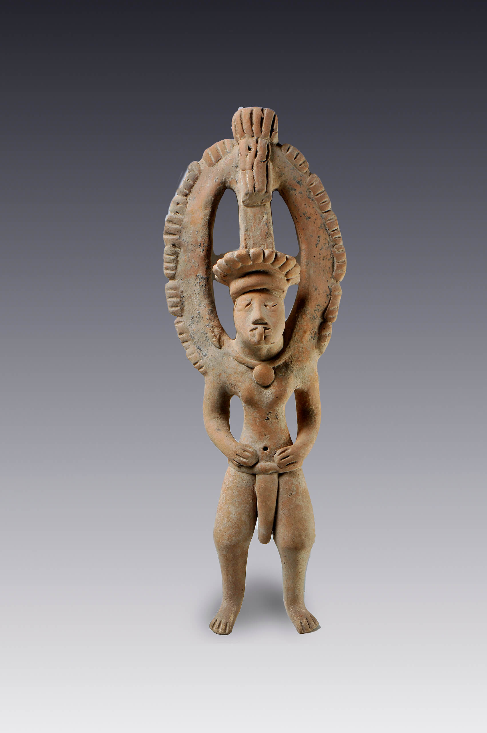 Figura erguida con tocado que descansa sobre los hombros | El México antiguo. Salas de Arte Prehispánico | Museo Amparo, Puebla