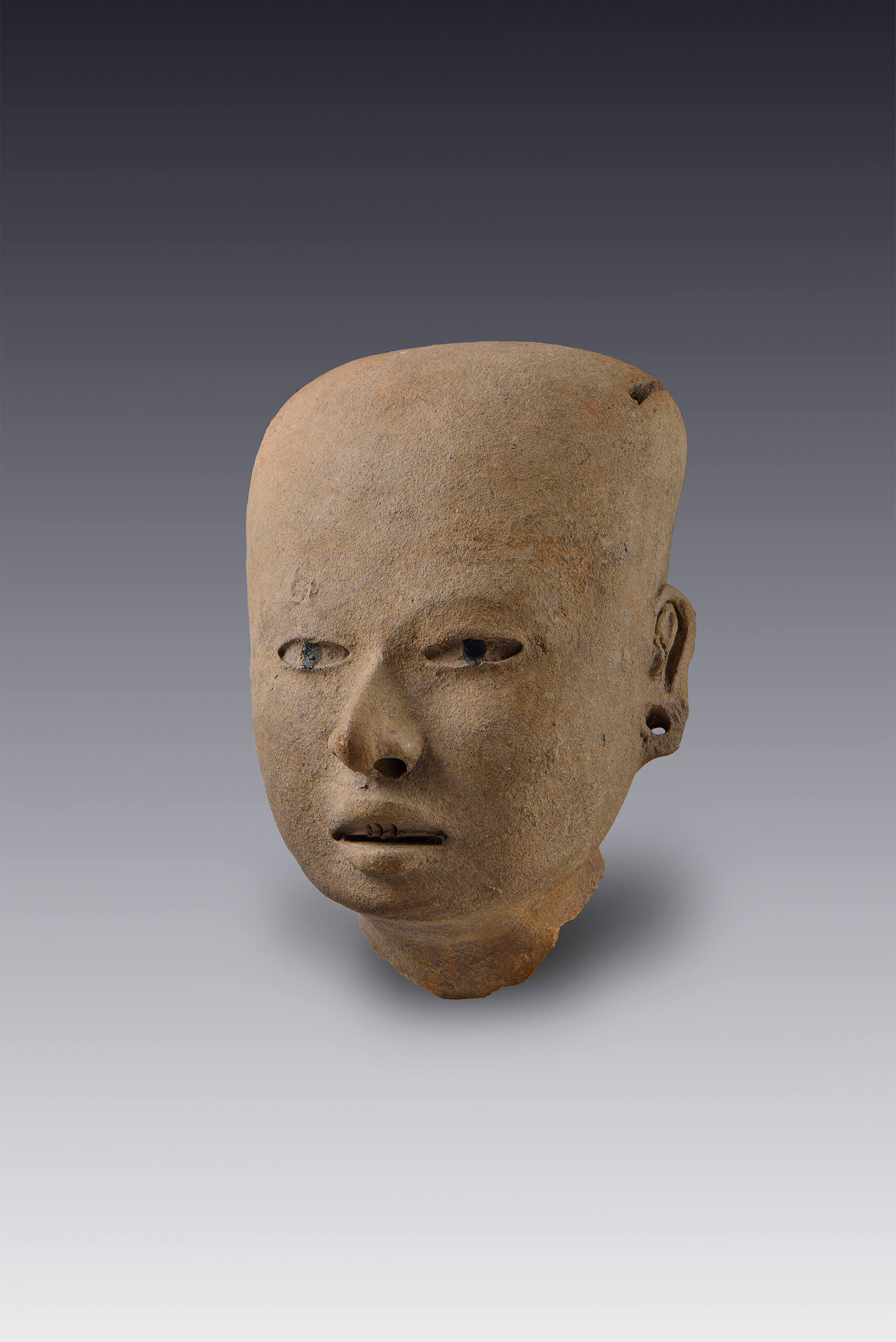 Cabeza, fragmento de escultura antropomorfa de barro | El México antiguo. Salas de Arte Prehispánico | Museo Amparo, Puebla