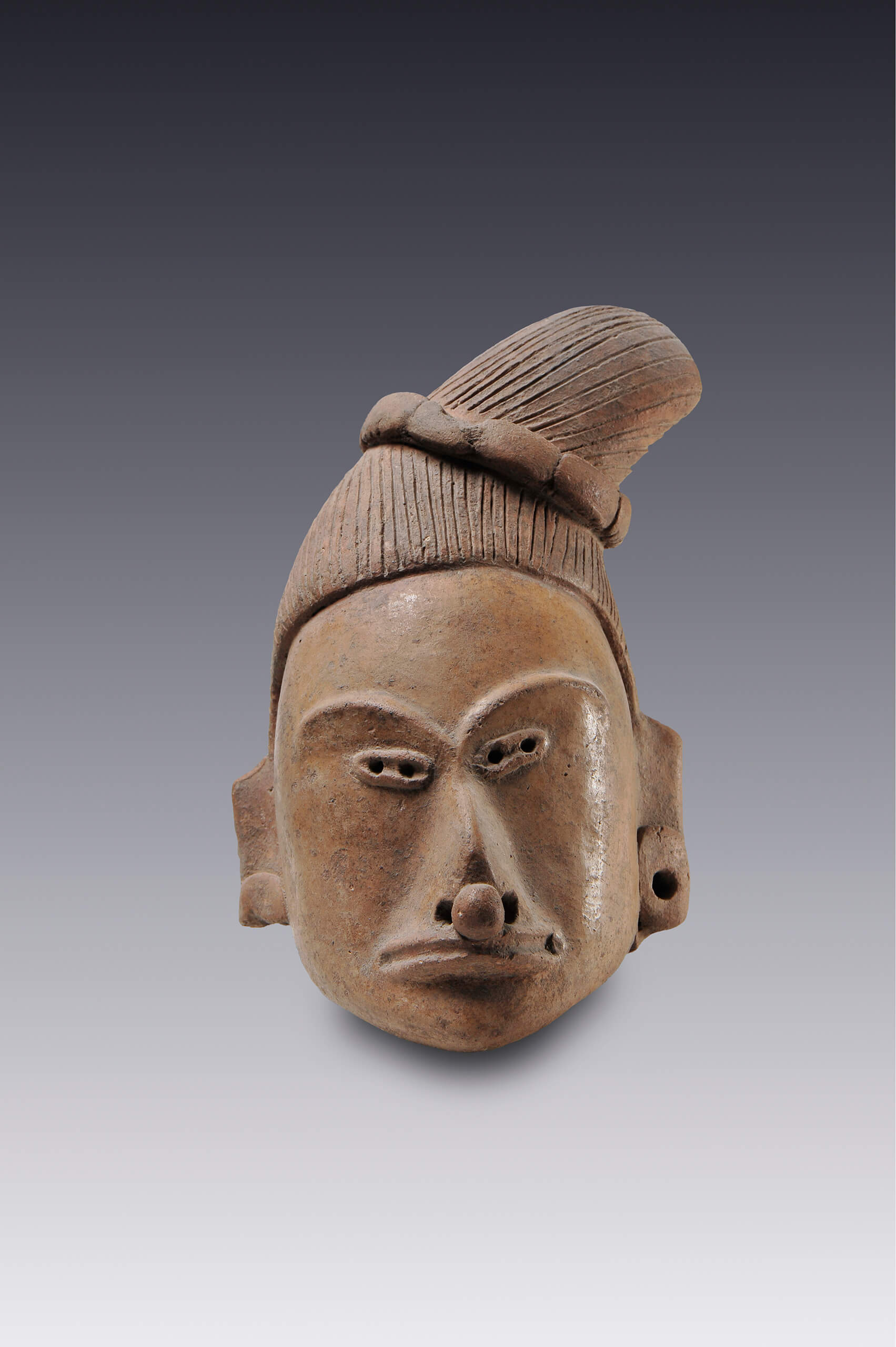 Rostro humano con el cabello anudado (fragmento) | El México antiguo. Salas de Arte Prehispánico | Museo Amparo, Puebla