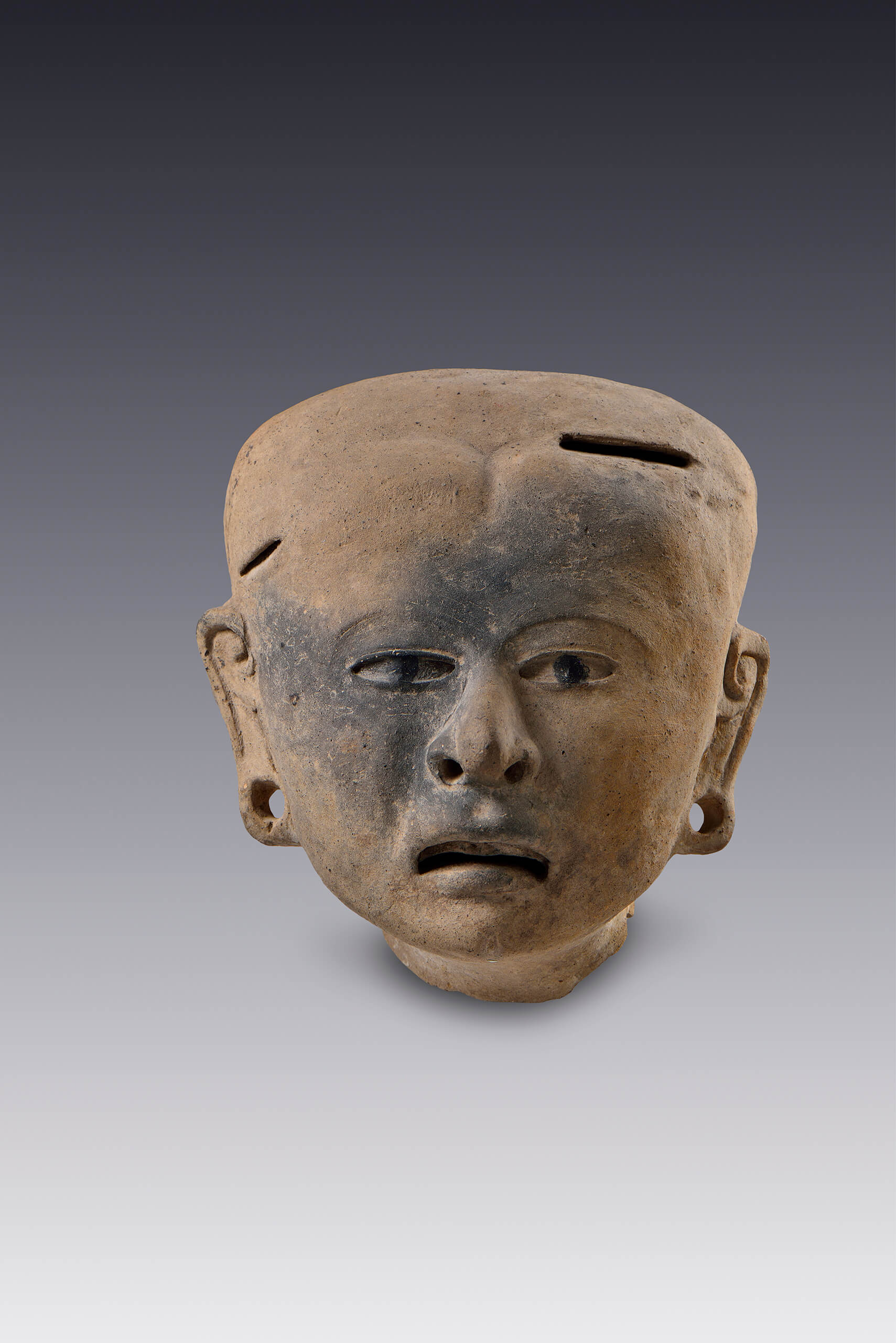 Rostro humano con ojos muy juntos y marcas de cocción diferencial (fragmento) | El México antiguo. Salas de Arte Prehispánico | Museo Amparo, Puebla