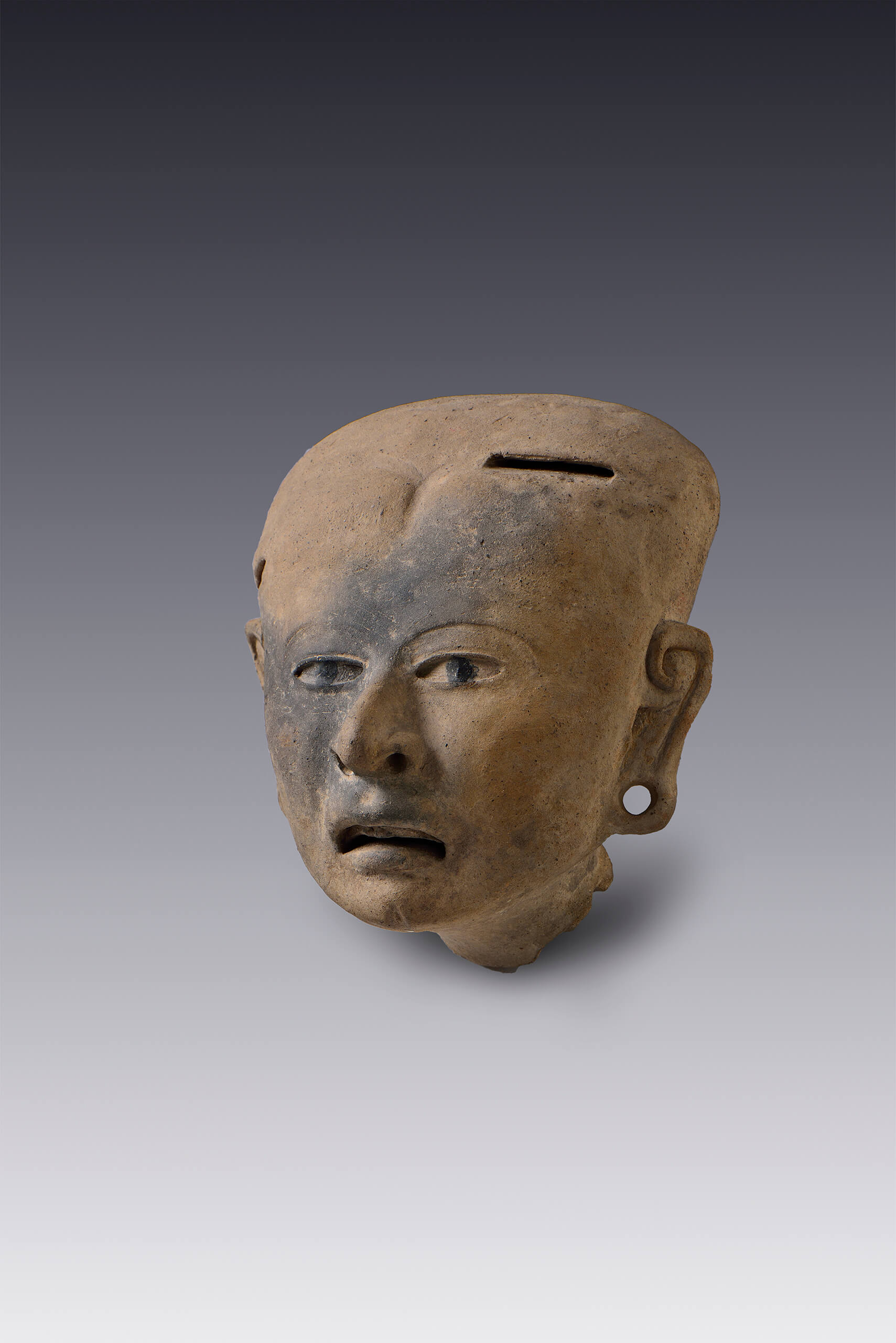 Rostro humano con ojos muy juntos y marcas de cocción diferencial (fragmento) | El México antiguo. Salas de Arte Prehispánico | Museo Amparo, Puebla