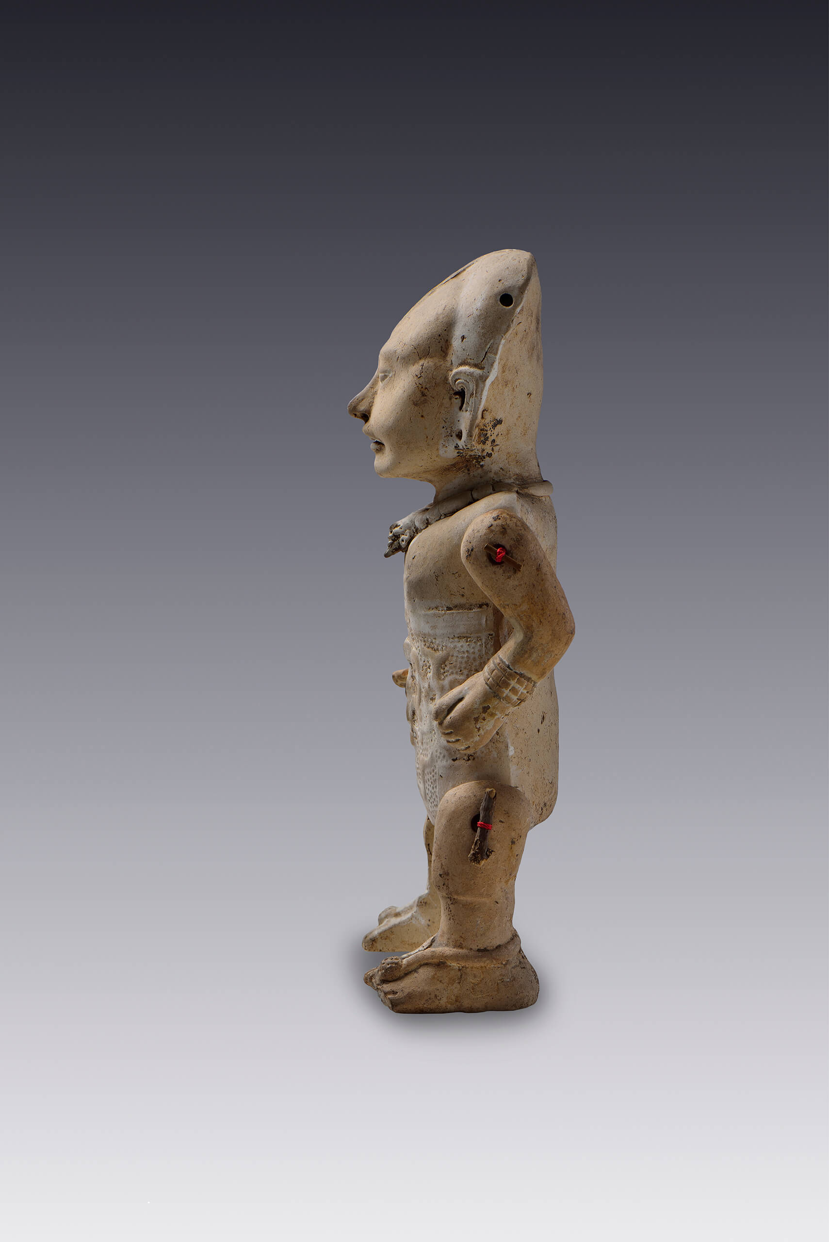 Figurilla articulada con mechón sobre el rostro | El México antiguo. Salas de Arte Prehispánico | Museo Amparo, Puebla