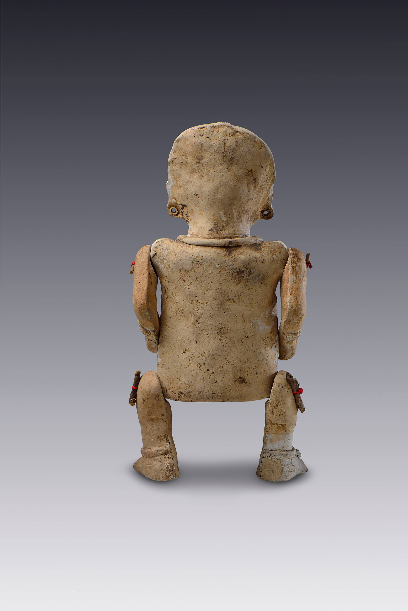 Figurilla articulada con mechón sobre el rostro | El México antiguo. Salas de Arte Prehispánico | Museo Amparo, Puebla