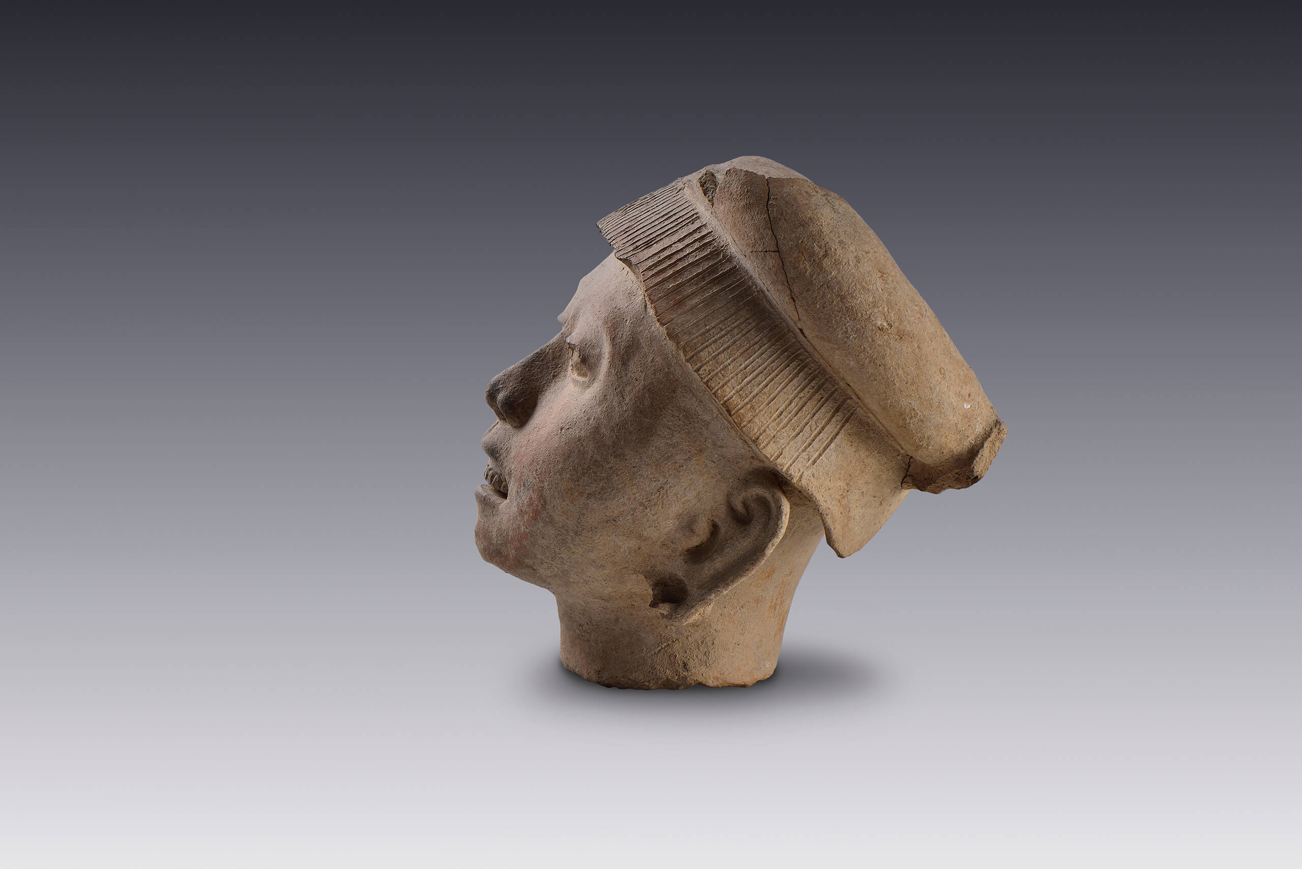 Rostro humano con los dientes expuestos | El México antiguo. Salas de Arte Prehispánico | Museo Amparo, Puebla