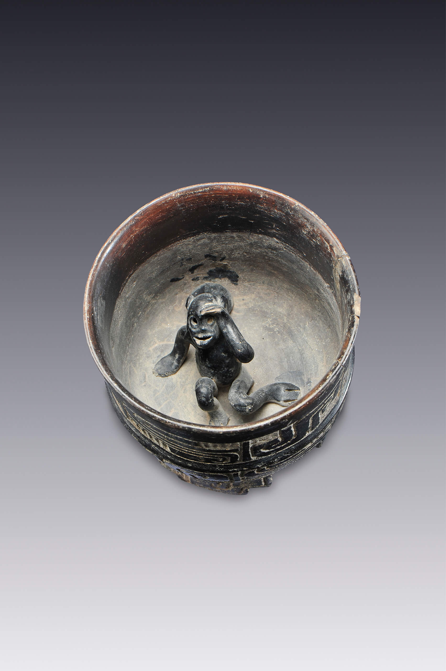 Vaso trípode con mono que mira | El México antiguo. Salas de Arte Prehispánico | Museo Amparo, Puebla