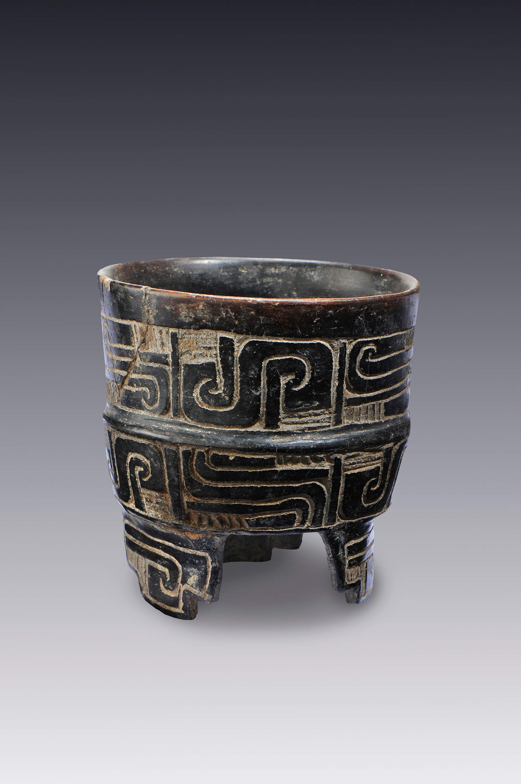 Vaso trípode con mono que mira | El México antiguo. Salas de Arte Prehispánico | Museo Amparo, Puebla
