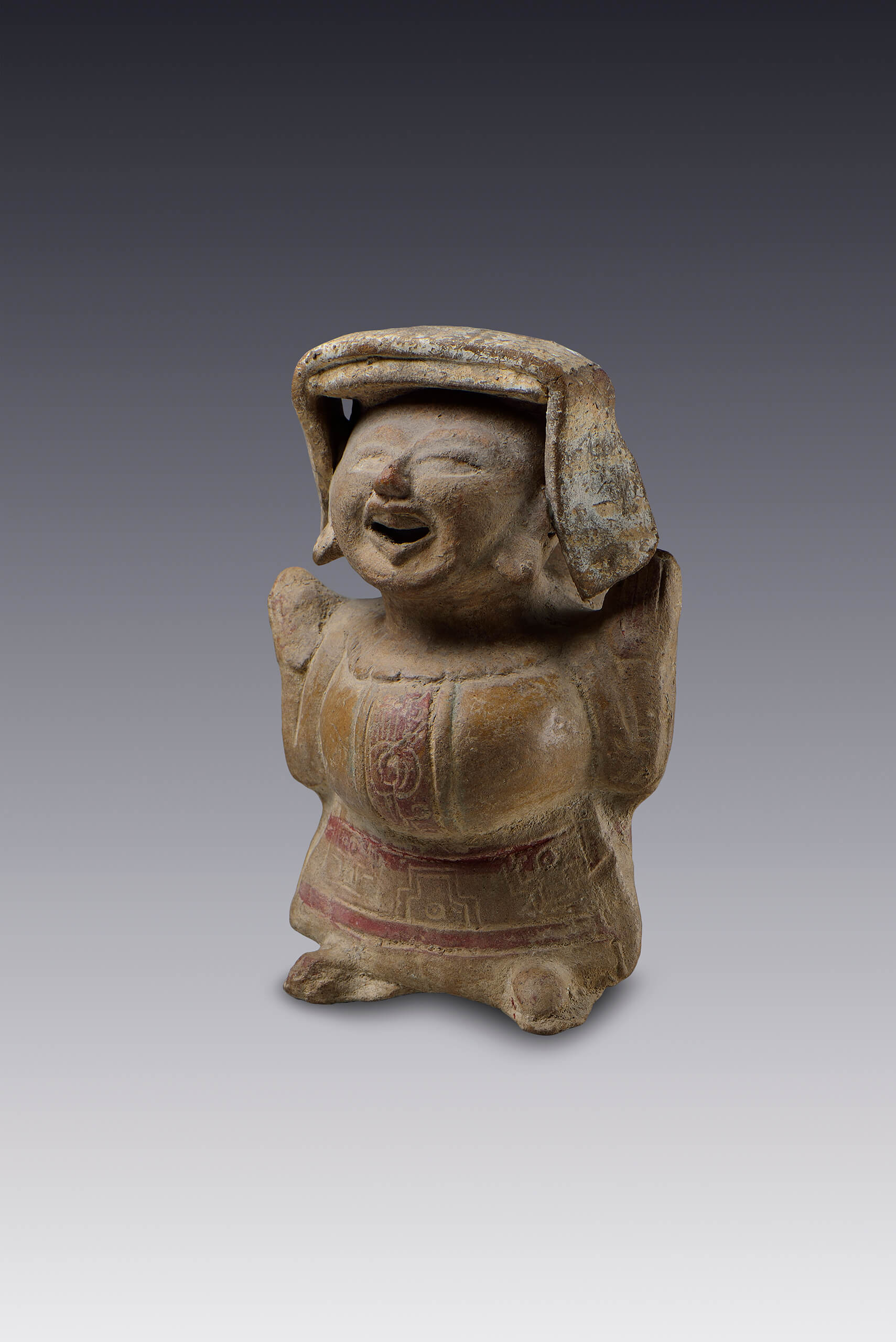Personaje ventrudo con lienzo sobre la cabeza | El México antiguo. Salas de Arte Prehispánico | Museo Amparo, Puebla