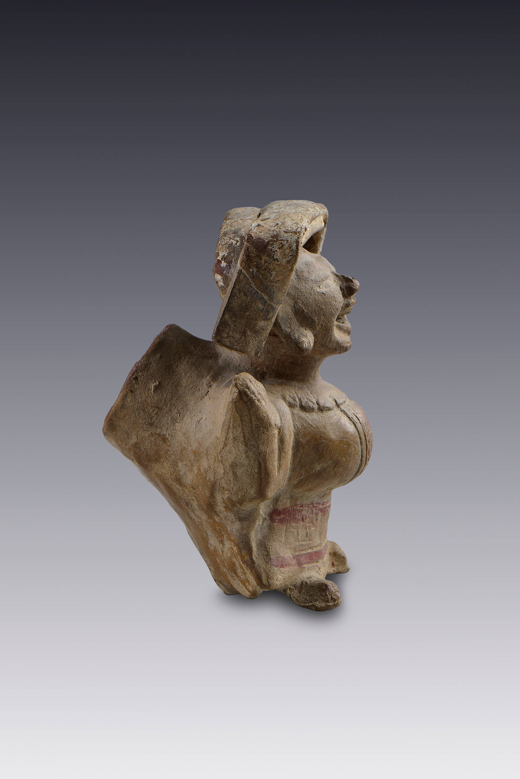 Personaje ventrudo con lienzo sobre la cabeza | El México antiguo. Salas de Arte Prehispánico | Museo Amparo, Puebla