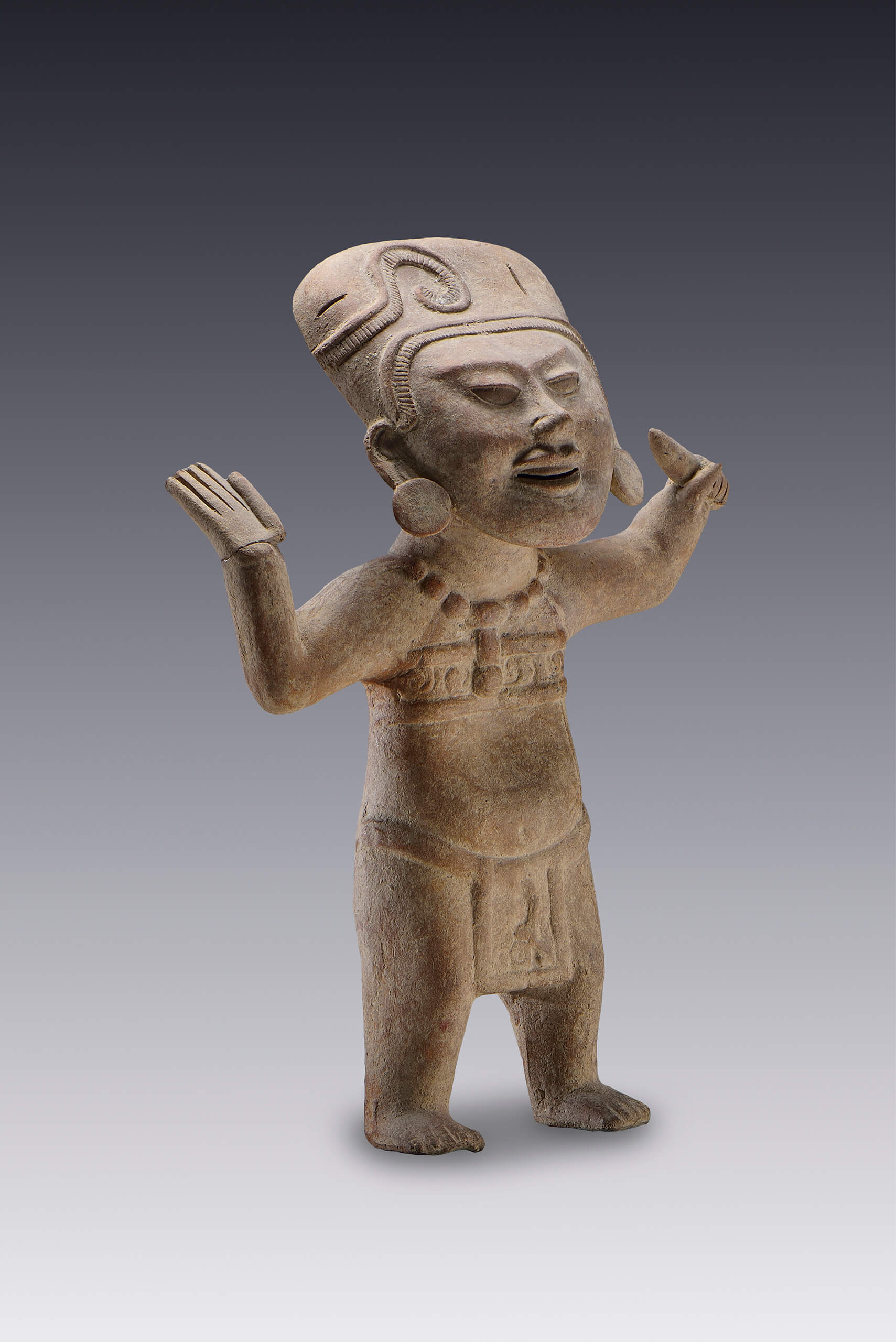 Figura de una persona que realiza ademanes de alegría | El México antiguo. Salas de Arte Prehispánico | Museo Amparo, Puebla