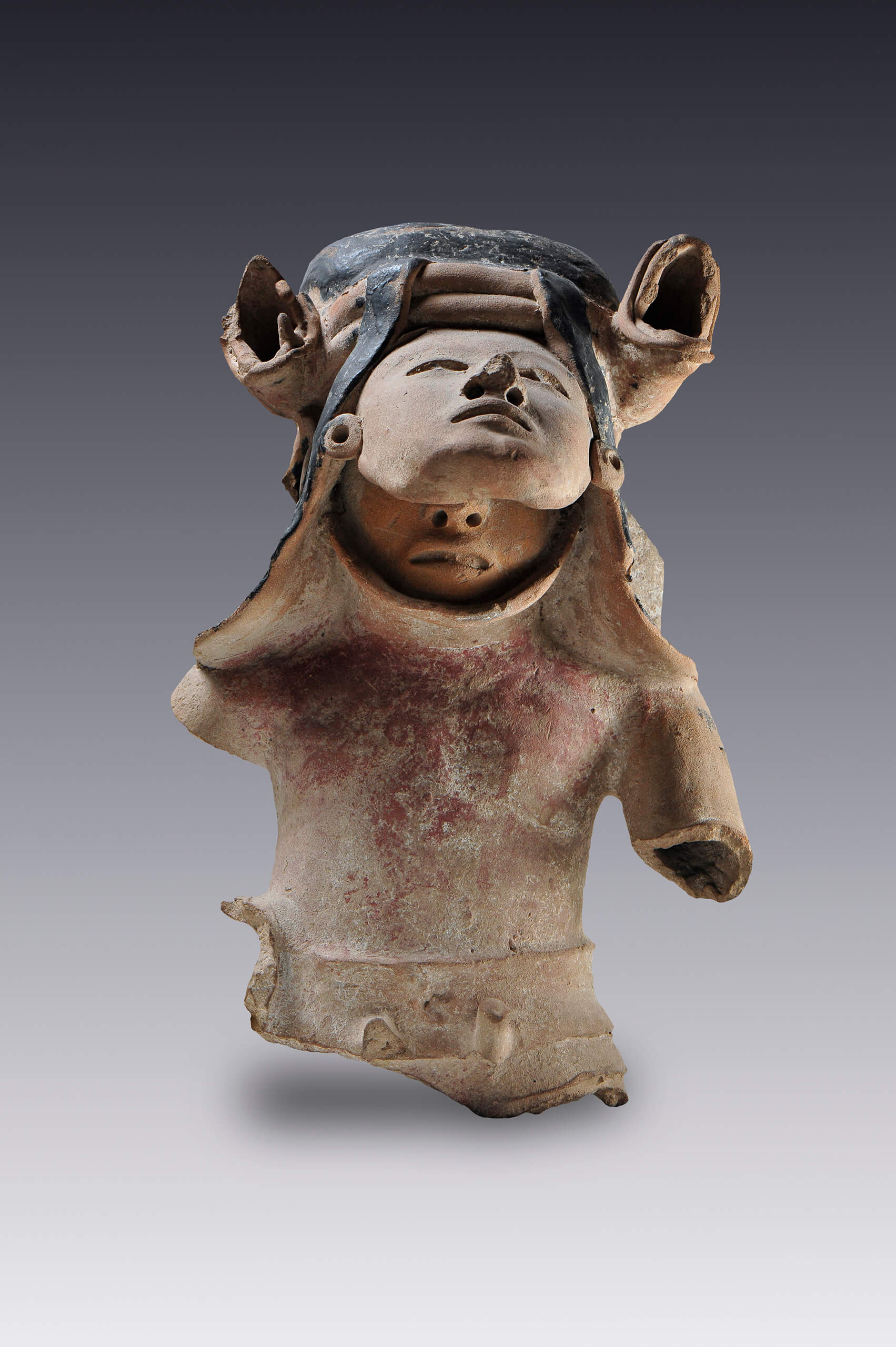 Personaje con máscara y serpientes en el tocado | El México antiguo. Salas de Arte Prehispánico | Museo Amparo, Puebla
