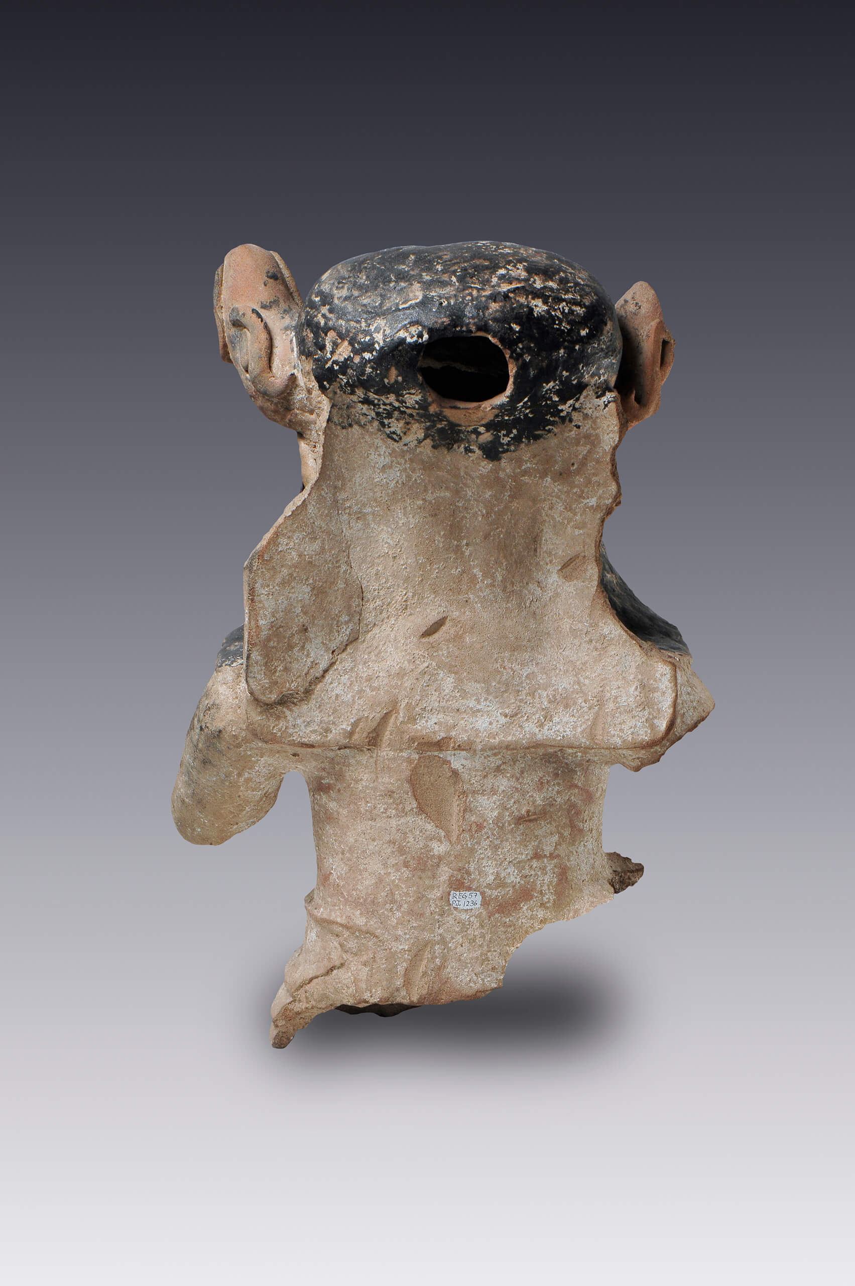 Personaje con máscara y serpientes en el tocado | El México antiguo. Salas de Arte Prehispánico | Museo Amparo, Puebla