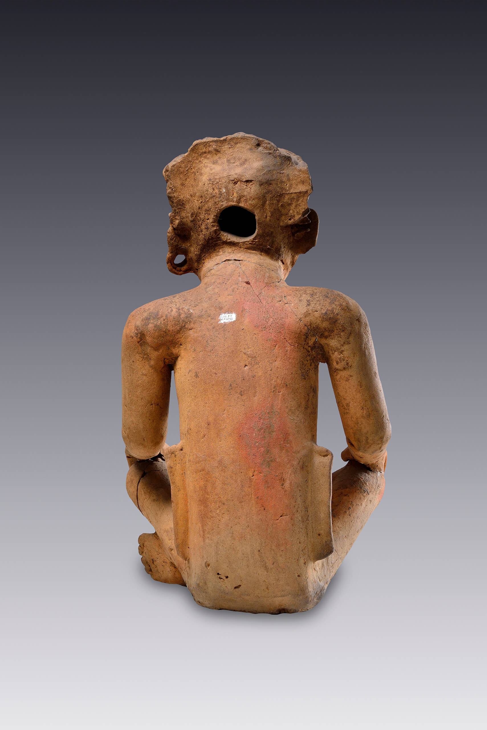 Escultura de hombre sentado que parece entonar un canto | El México antiguo. Salas de Arte Prehispánico | Museo Amparo, Puebla