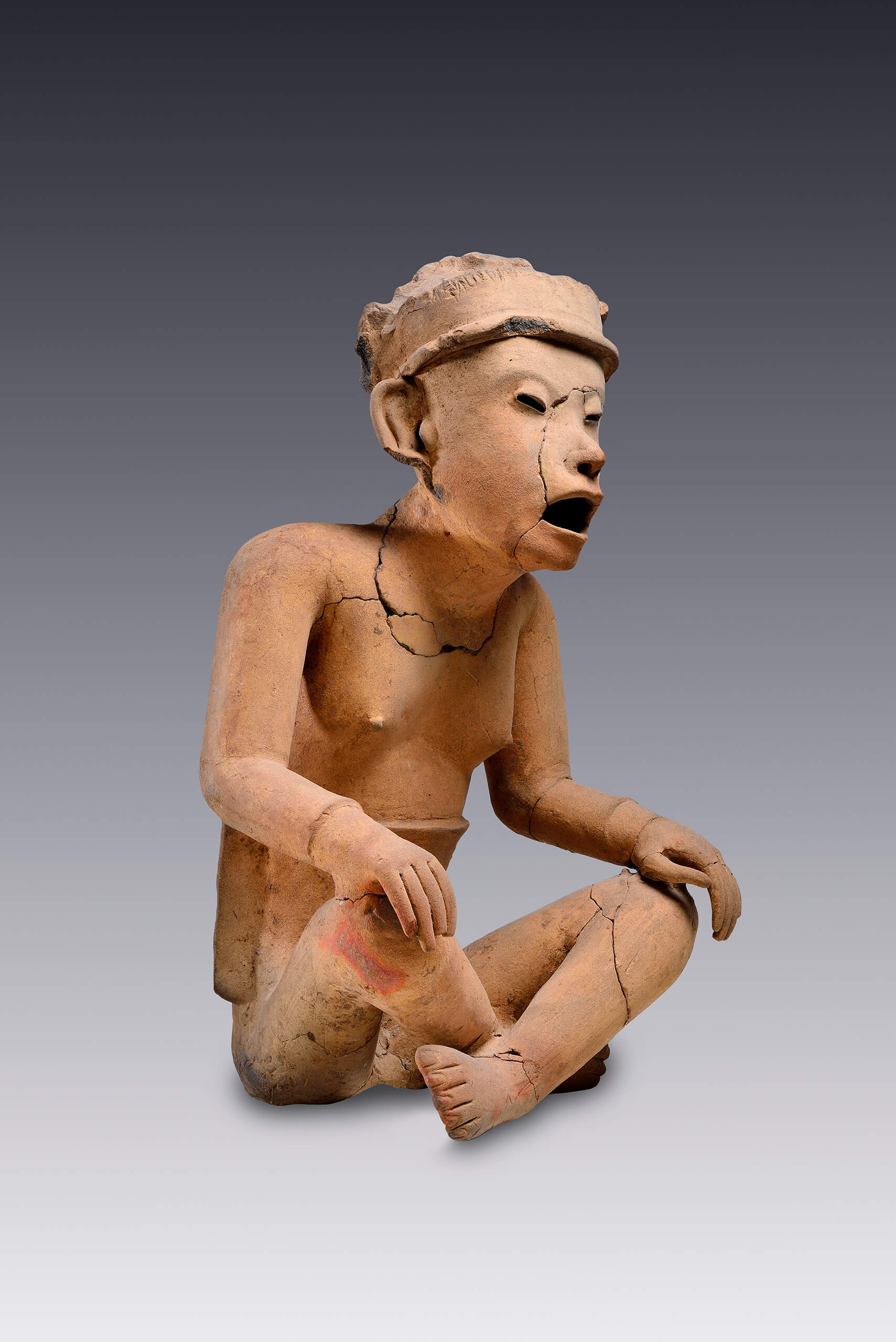 Escultura de hombre sentado que parece entonar un canto | El México antiguo. Salas de Arte Prehispánico | Museo Amparo, Puebla