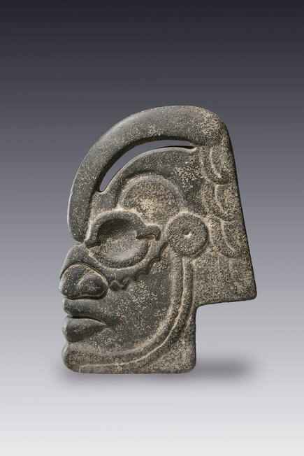 "Hacha", escultura votiva de un personaje con aros alrededor de los ojos