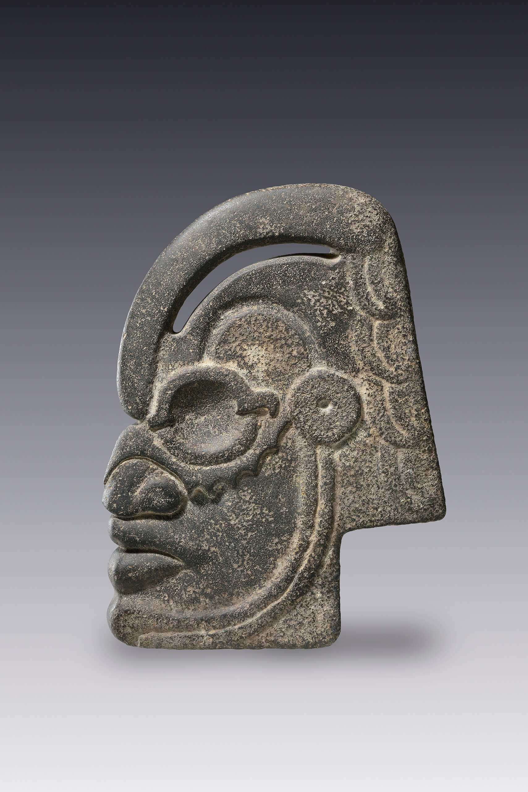 "Hacha", escultura votiva de un personaje con aros alrededor de los ojos | El México antiguo. Salas de Arte Prehispánico | Museo Amparo, Puebla