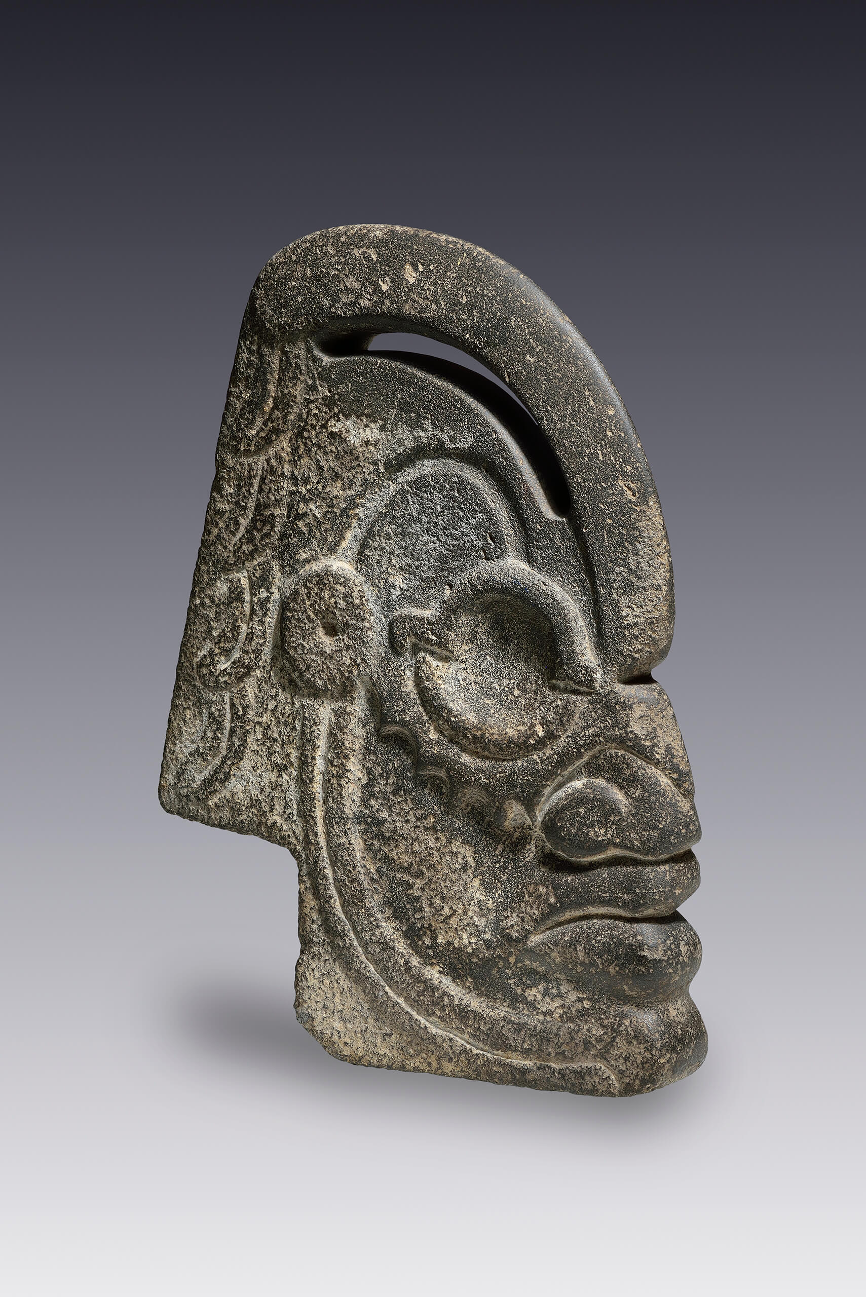 "Hacha", escultura votiva de un personaje con aros alrededor de los ojos | El México antiguo. Salas de Arte Prehispánico | Museo Amparo, Puebla