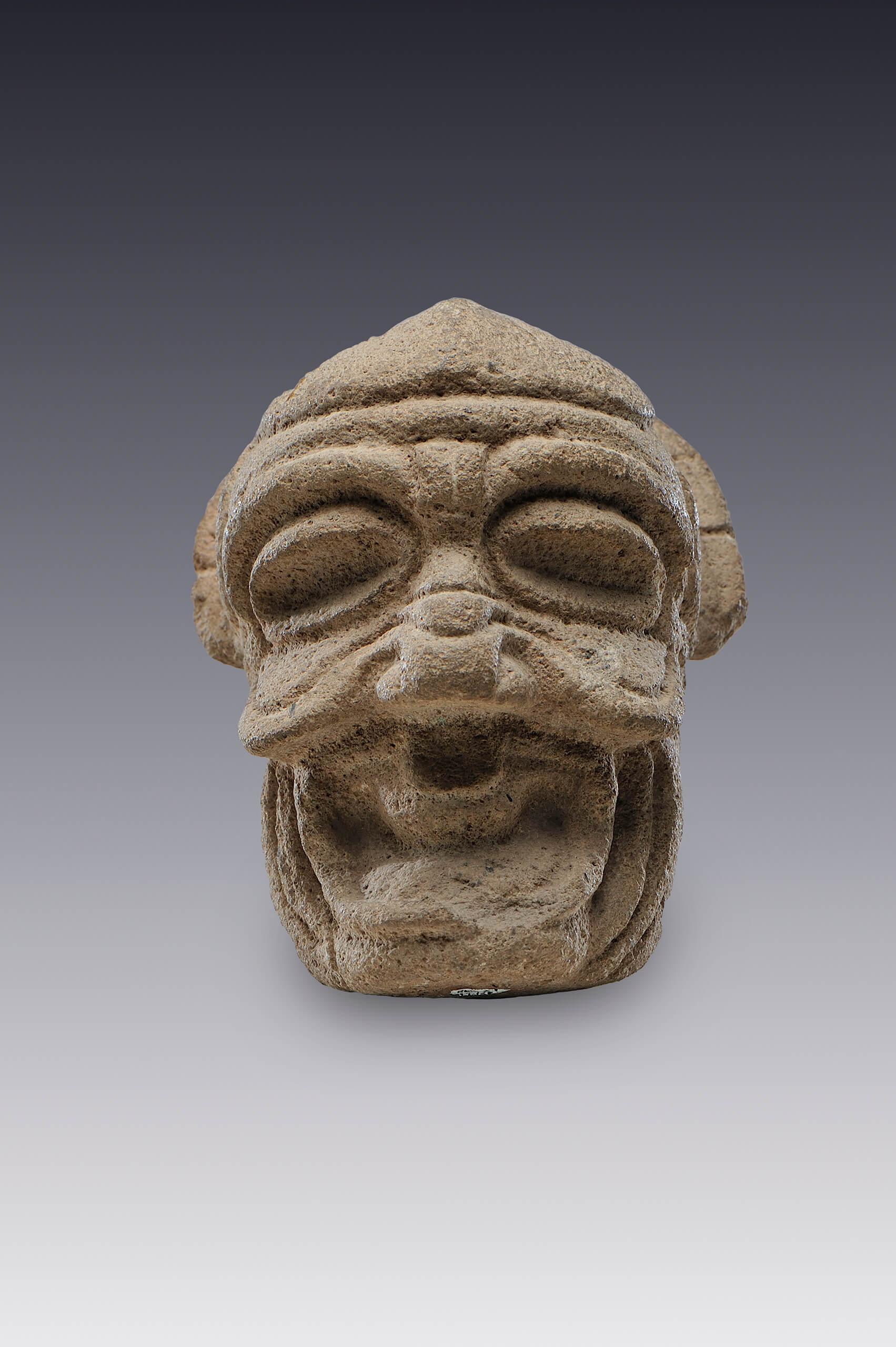 "Hacha", escultura votiva de un viejo mofletudo | El México antiguo. Salas de Arte Prehispánico | Museo Amparo, Puebla