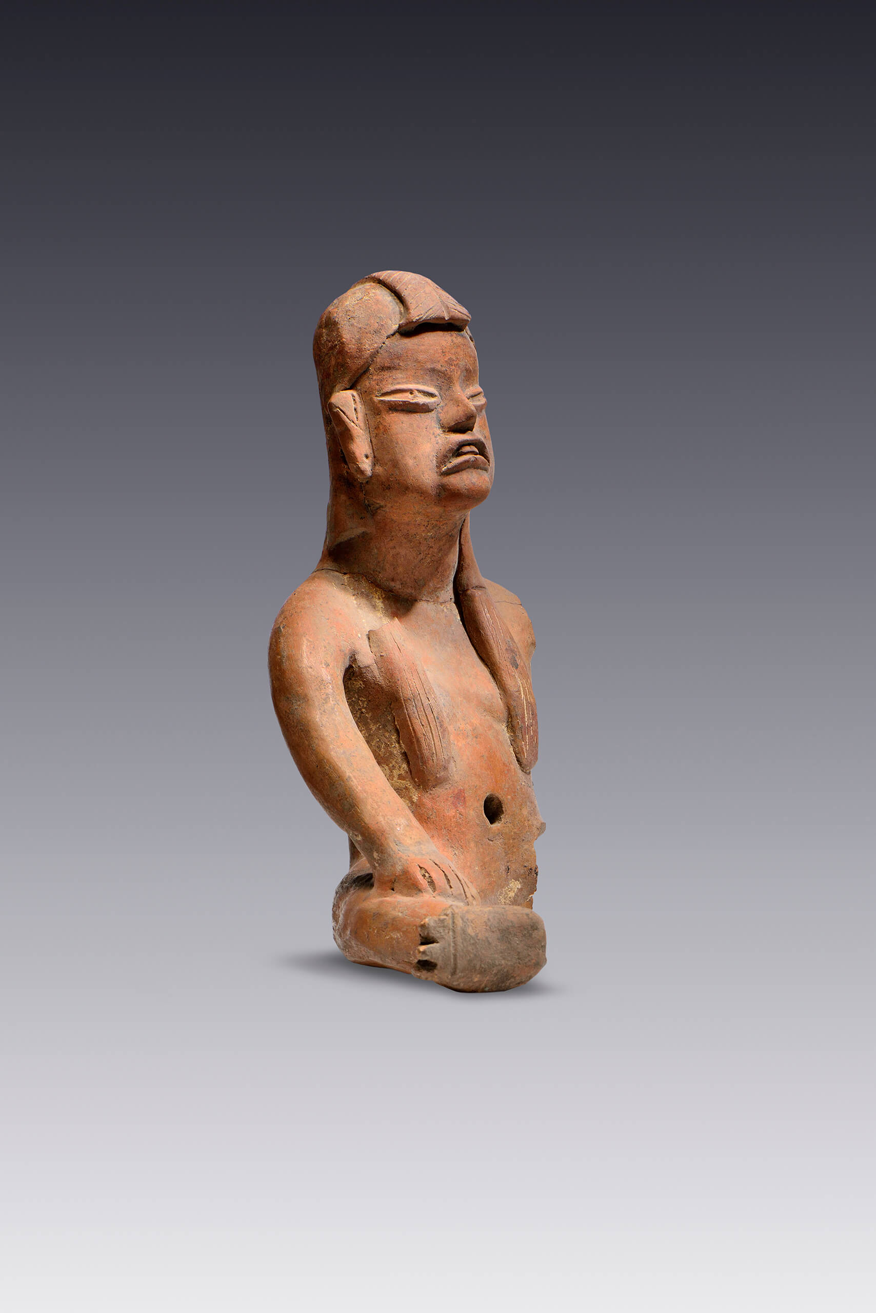 Figurilla antropomorfa sedente  | El M&eacute;xico antiguo. Salas de Arte Prehisp&aacute;nico | Museo Amparo, Puebla