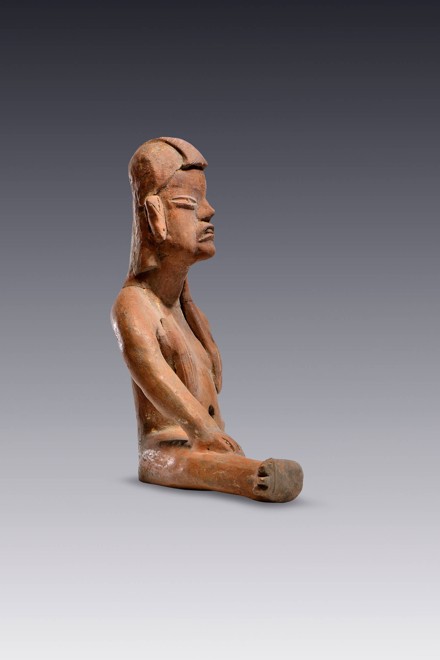 Figurilla antropomorfa sedente  | El M&eacute;xico antiguo. Salas de Arte Prehisp&aacute;nico | Museo Amparo, Puebla