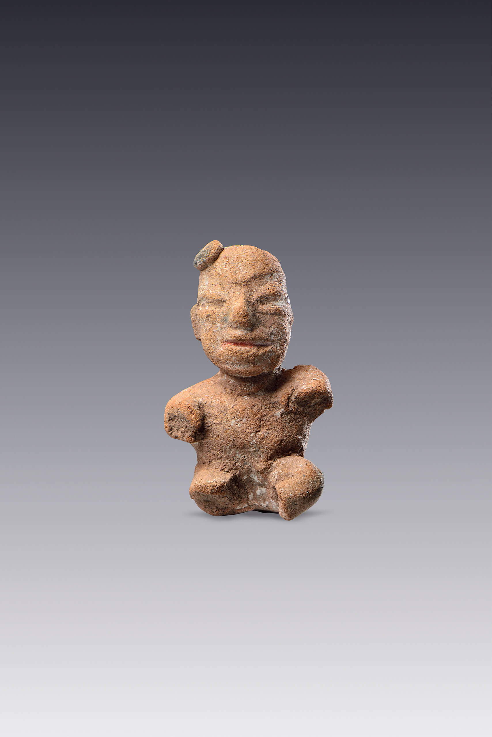 Figurilla antropomorfa con mech&oacute;n de pelo | El M&eacute;xico antiguo. Salas de Arte Prehisp&aacute;nico | Museo Amparo, Puebla
