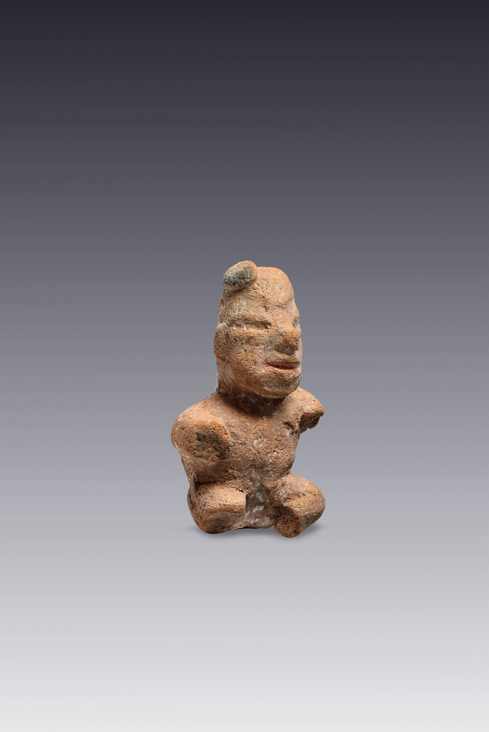 Figurilla antropomorfa con mech&oacute;n de pelo | El M&eacute;xico antiguo. Salas de Arte Prehisp&aacute;nico | Museo Amparo, Puebla