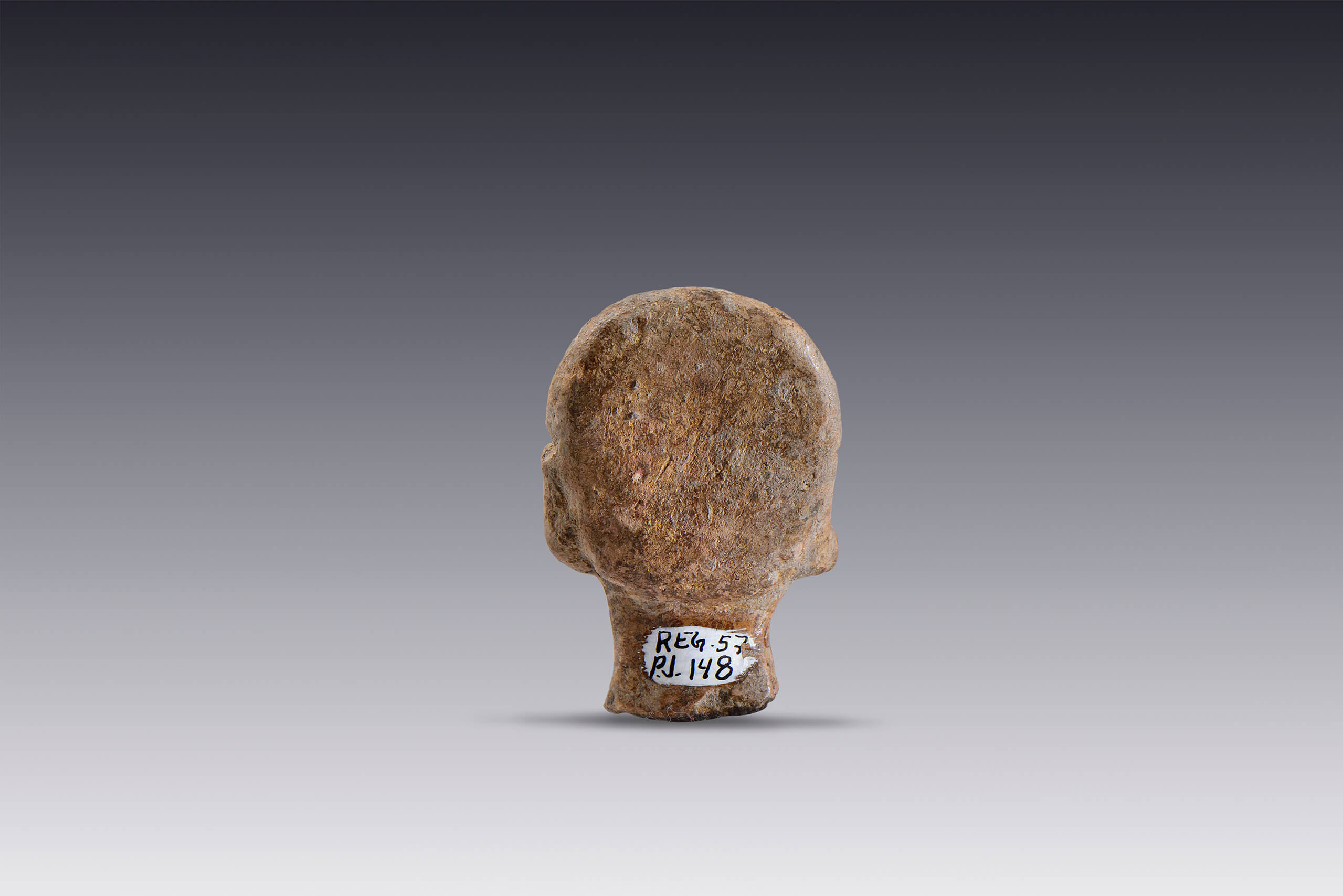 Cabeza masculina con tocado tipo casco y orejeras  | El M&eacute;xico antiguo. Salas de Arte Prehisp&aacute;nico | Museo Amparo, Puebla