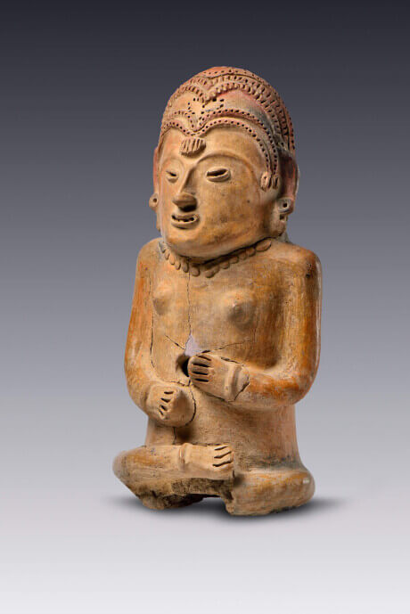 Figurilla de mujer desnuda con tocado de cuentas