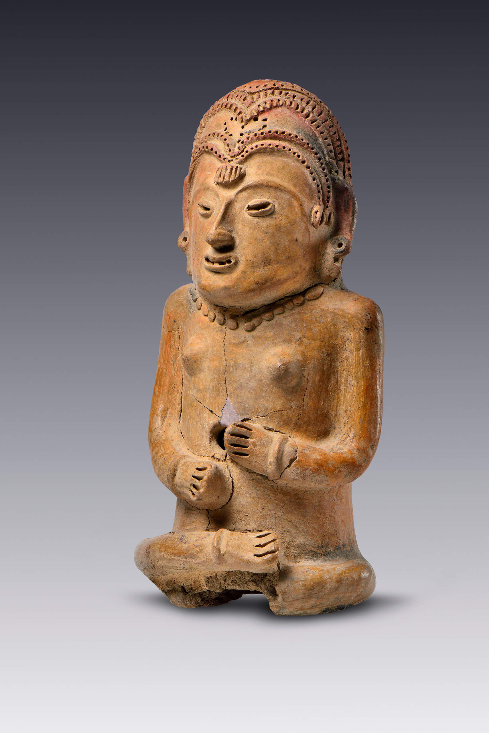 Figurilla de mujer desnuda con tocado de cuentas | El M&eacute;xico antiguo. Salas de Arte Prehisp&aacute;nico | Museo Amparo, Puebla