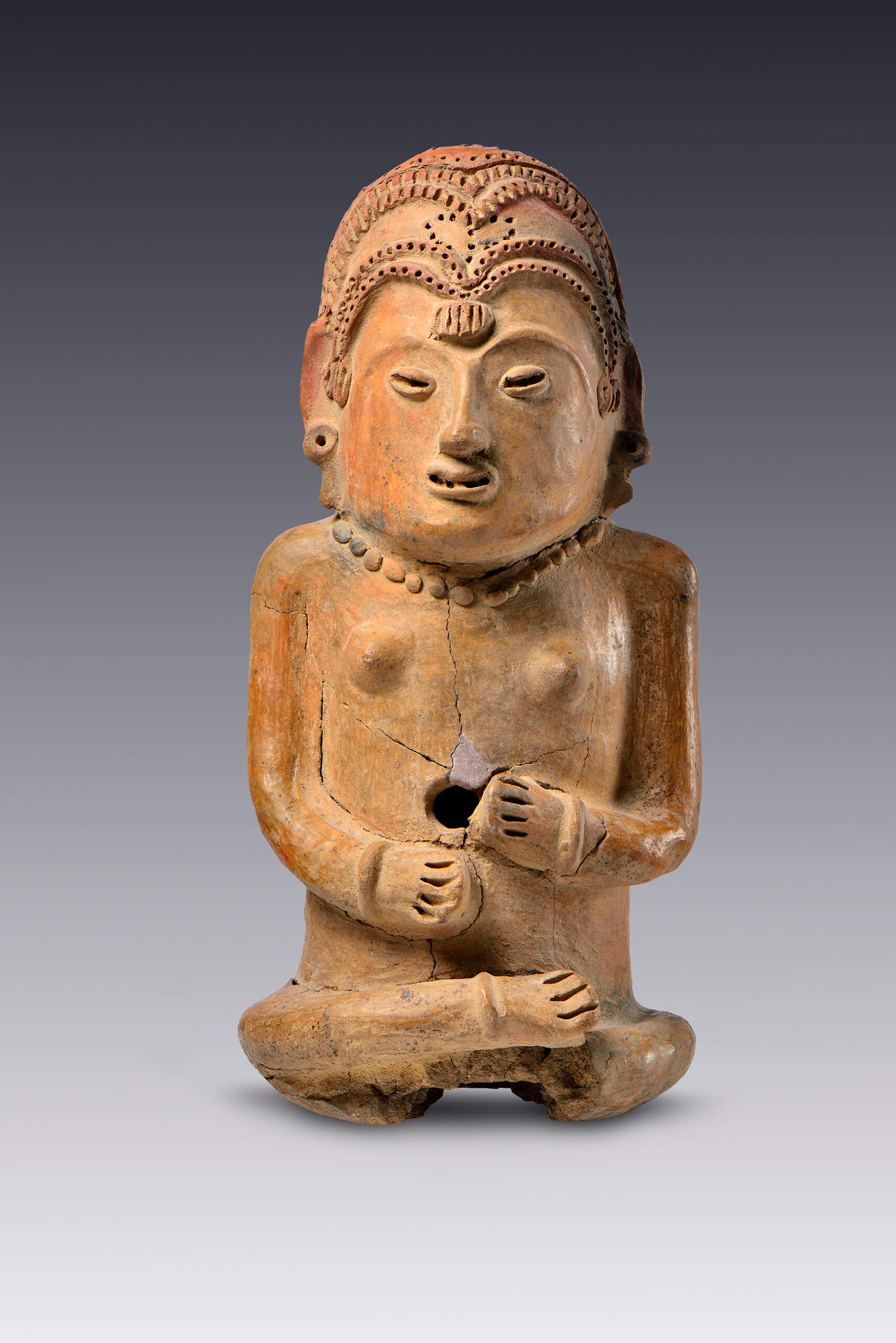 Figurilla de mujer desnuda con tocado de cuentas | El M&eacute;xico antiguo. Salas de Arte Prehisp&aacute;nico | Museo Amparo, Puebla