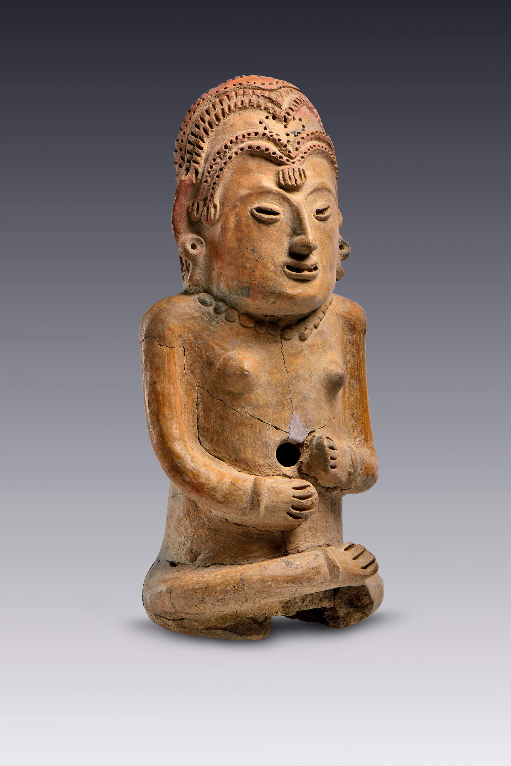 Figurilla de mujer desnuda con tocado de cuentas | El M&eacute;xico antiguo. Salas de Arte Prehisp&aacute;nico | Museo Amparo, Puebla