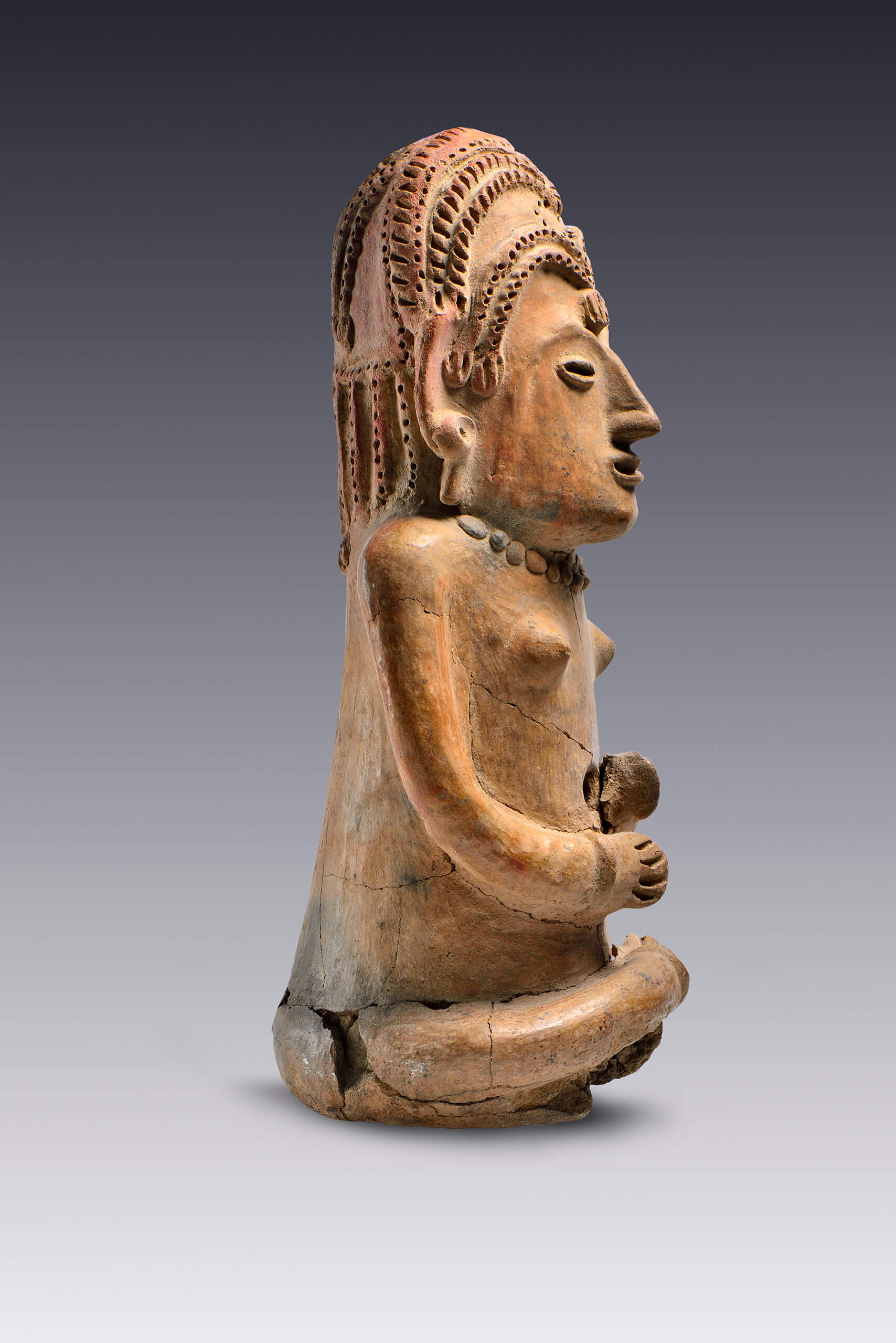 Figurilla de mujer desnuda con tocado de cuentas | El M&eacute;xico antiguo. Salas de Arte Prehisp&aacute;nico | Museo Amparo, Puebla