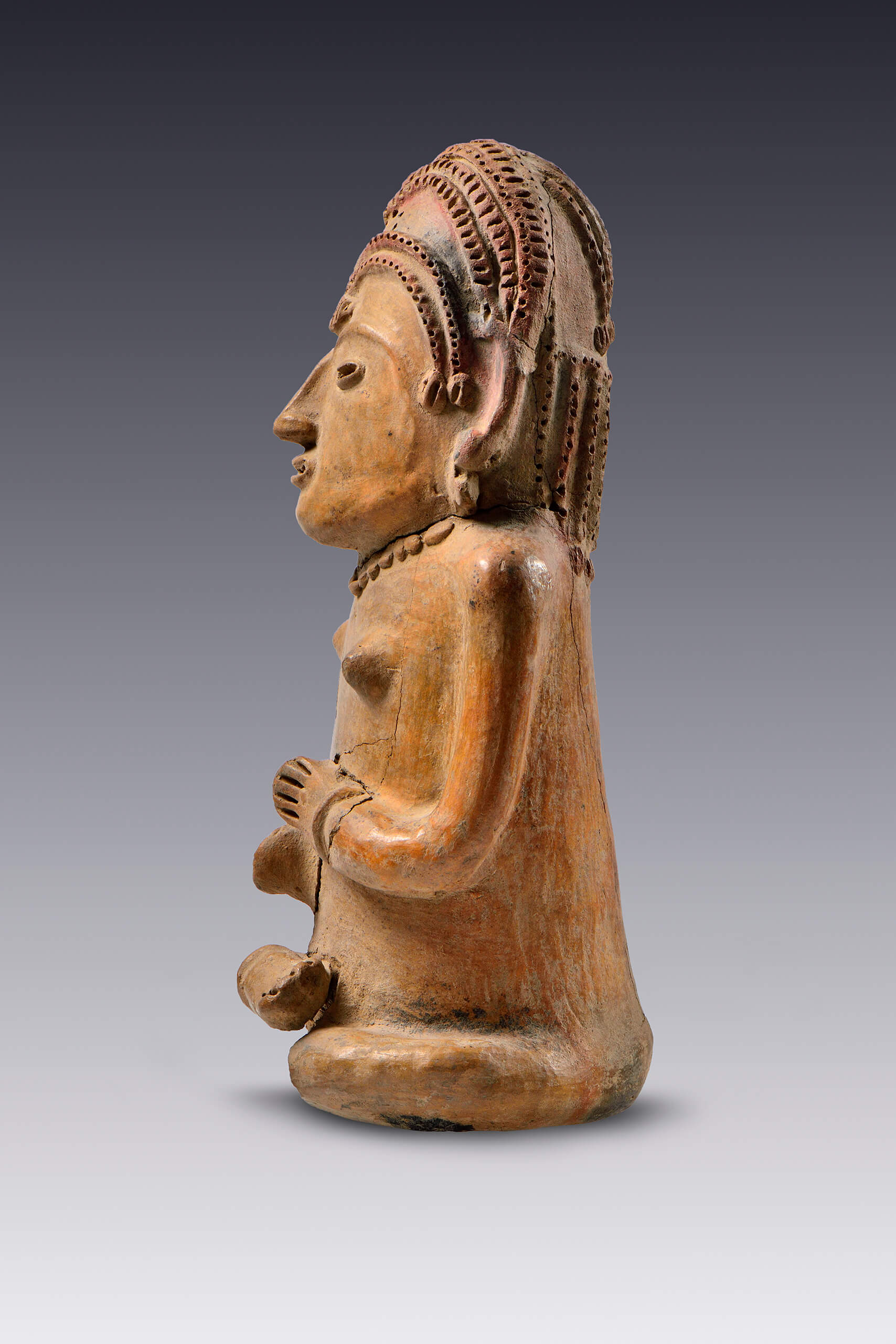 Figurilla de mujer desnuda con tocado de cuentas | El M&eacute;xico antiguo. Salas de Arte Prehisp&aacute;nico | Museo Amparo, Puebla