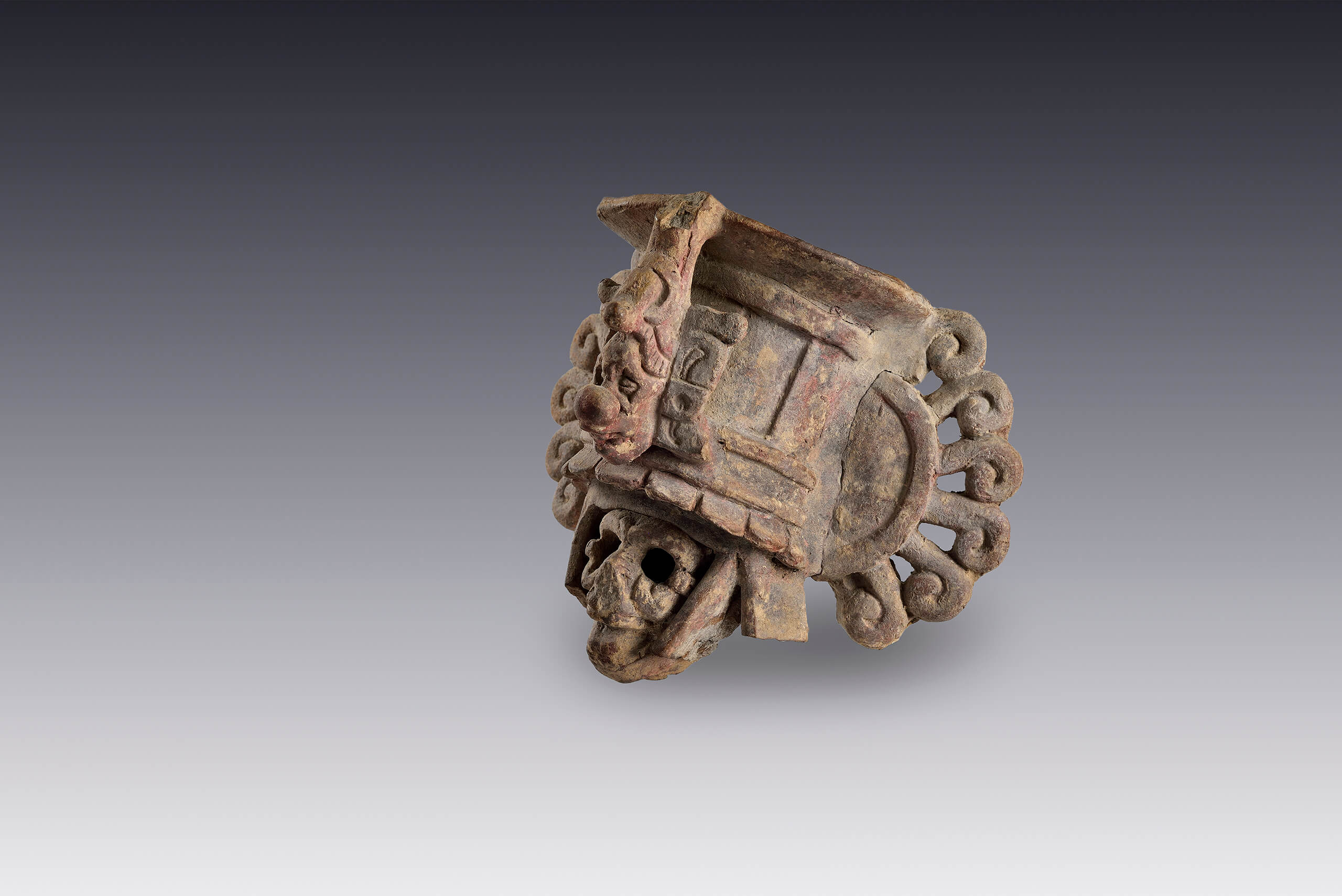 Cráneo con tocado (fragmento) | El México antiguo. Salas de Arte Prehispánico | Museo Amparo, Puebla