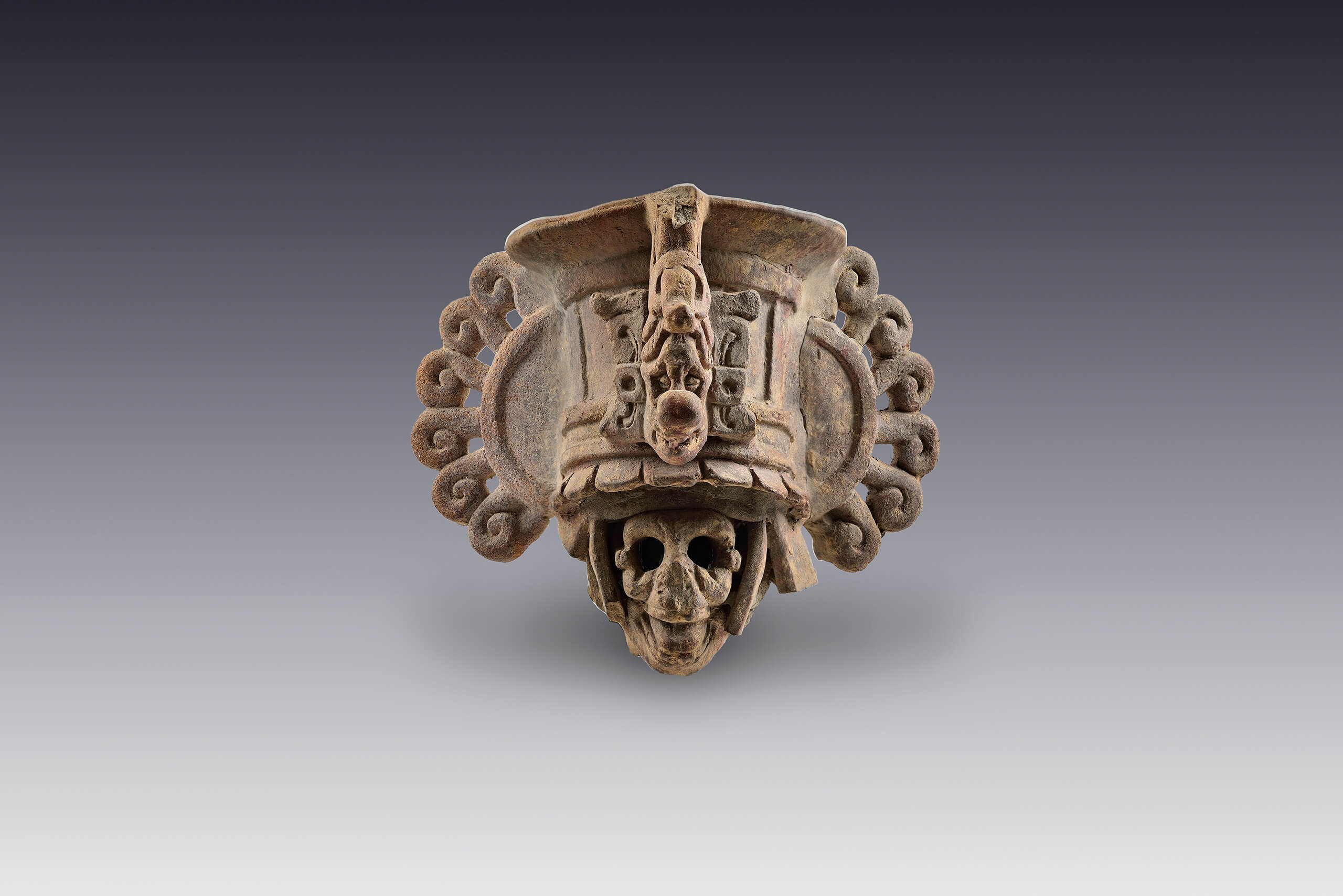 Cráneo con tocado (fragmento) | El México antiguo. Salas de Arte Prehispánico | Museo Amparo, Puebla