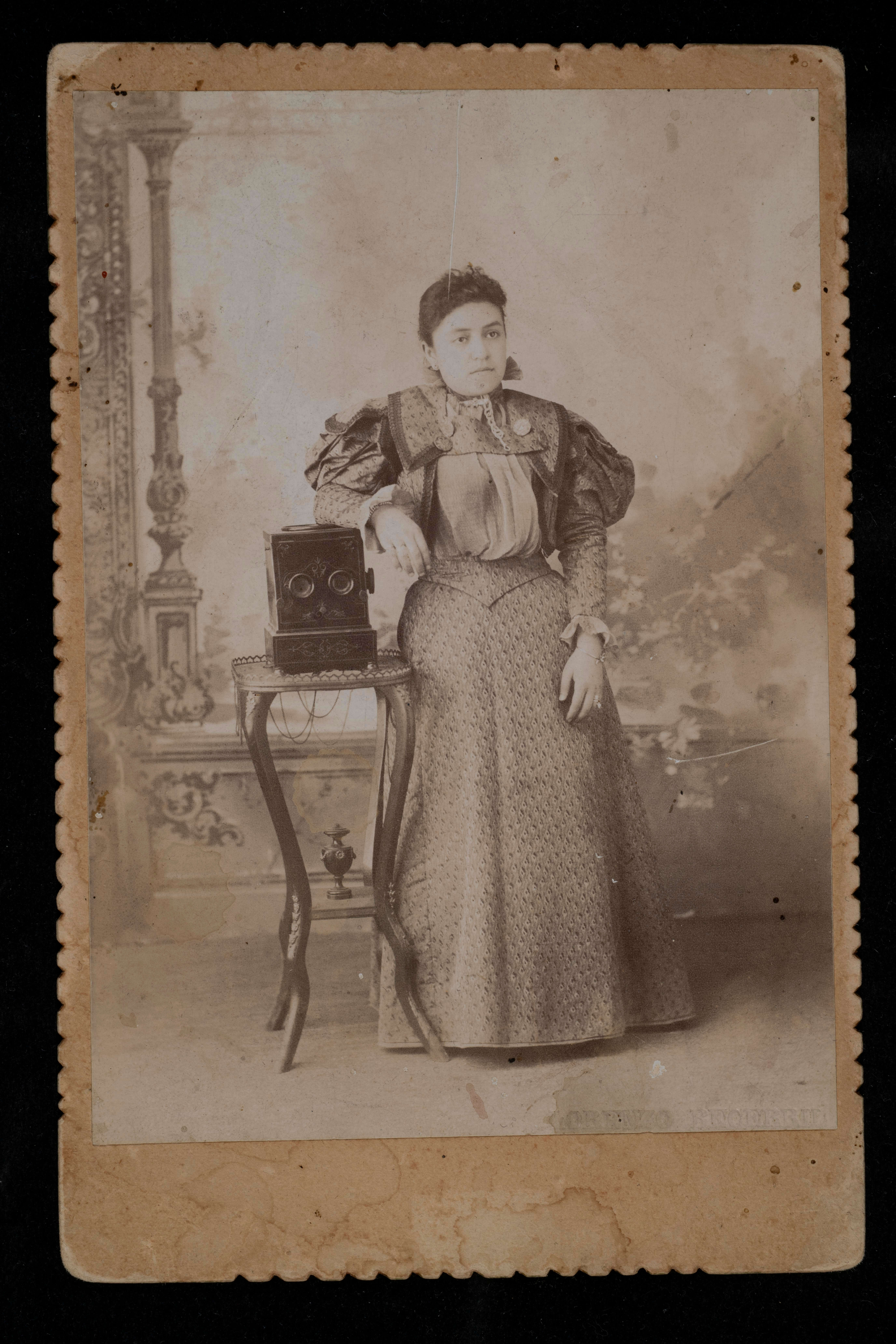 Retrato de mujer con taxifoto | Memoria y relato. Fotograf&iacute;a en Puebla | Museo Amparo, Puebla