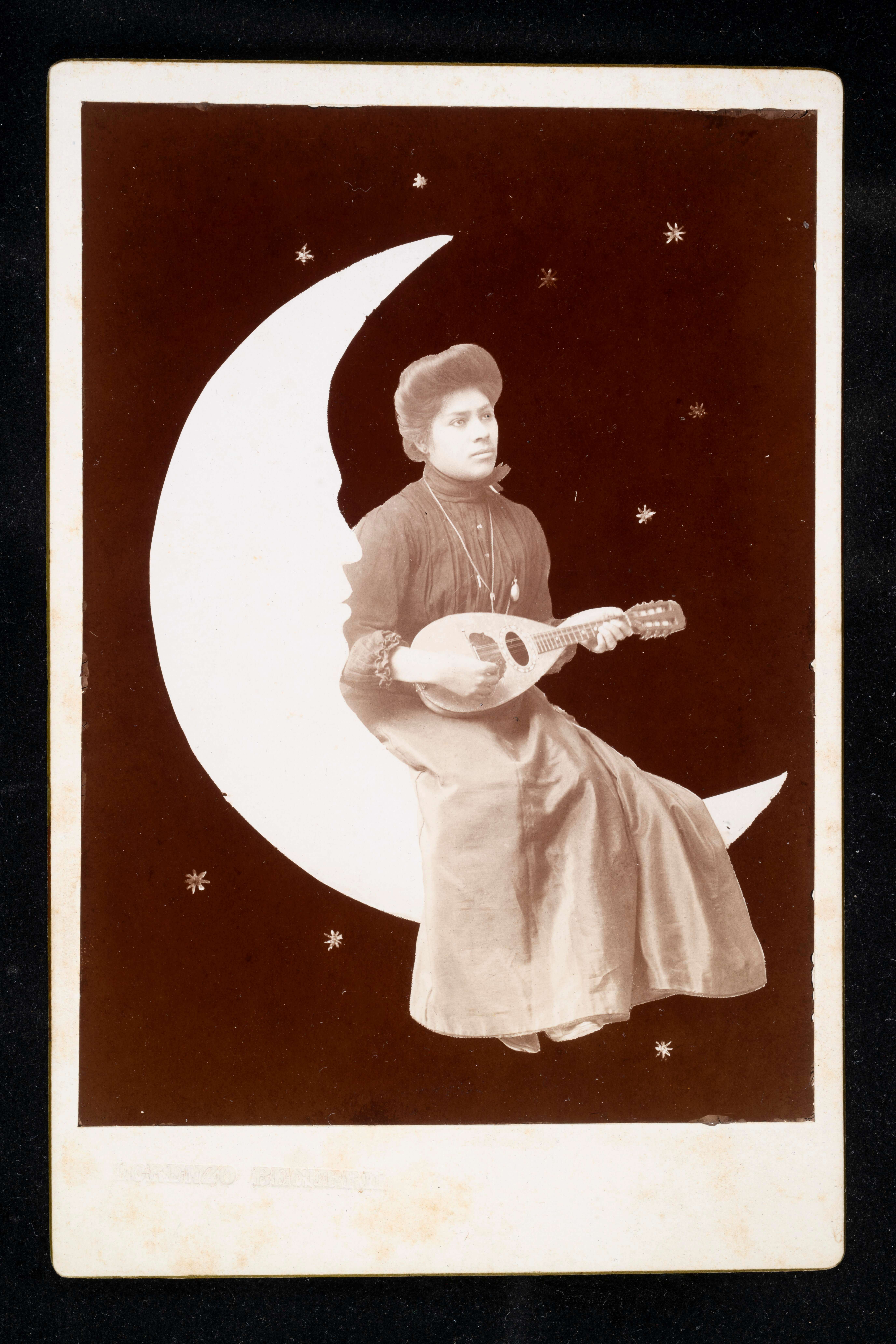 Fotomontaje de mujer con mandolina en la luna | Memoria y relato. Fotograf&iacute;a en Puebla | Museo Amparo, Puebla