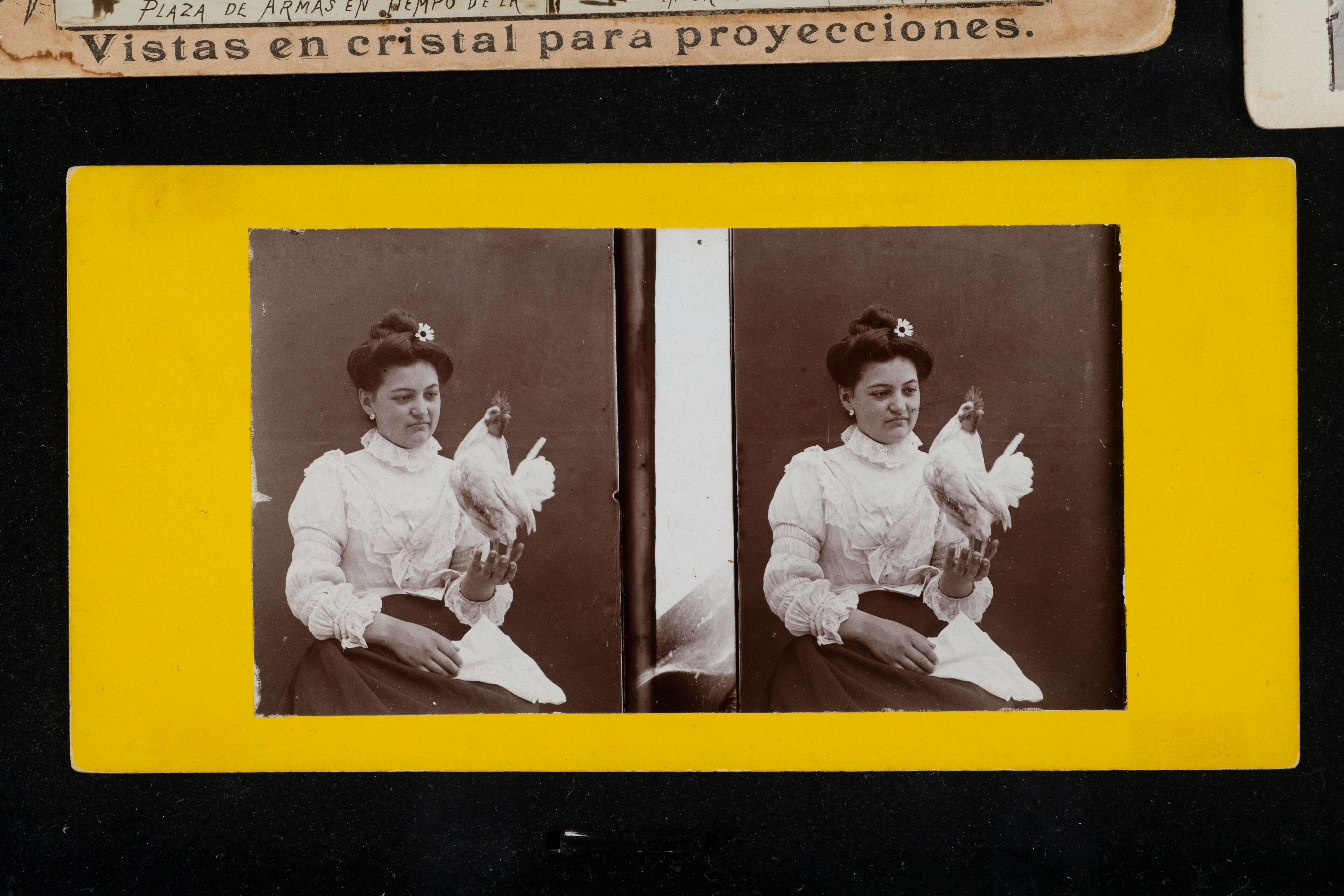 Mujer con gallo | Memoria y relato. Fotograf&iacute;a en Puebla | Museo Amparo, Puebla