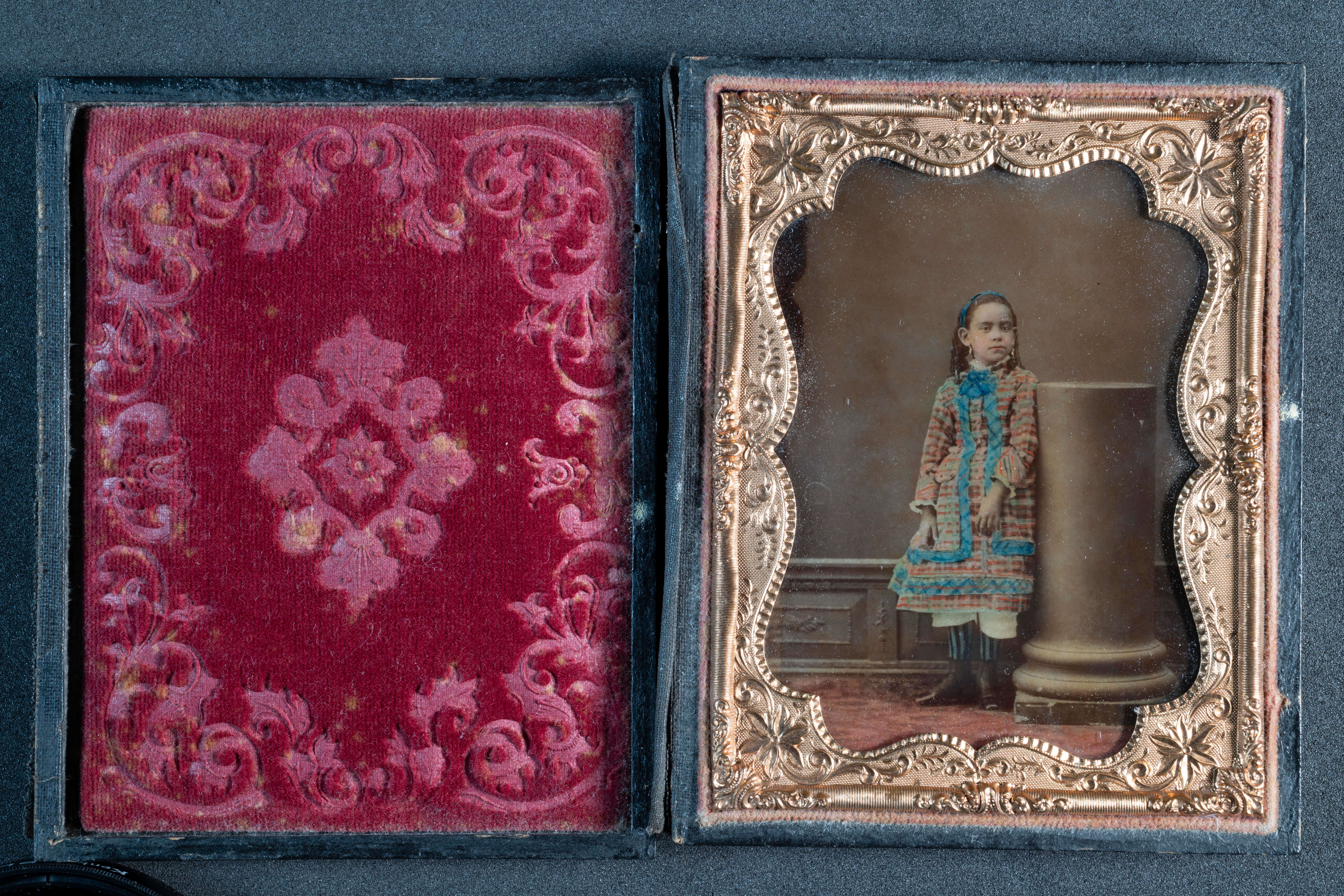 Ni&ntilde;a con su columna | Memoria y relato. Fotograf&iacute;a en Puebla | Museo Amparo, Puebla