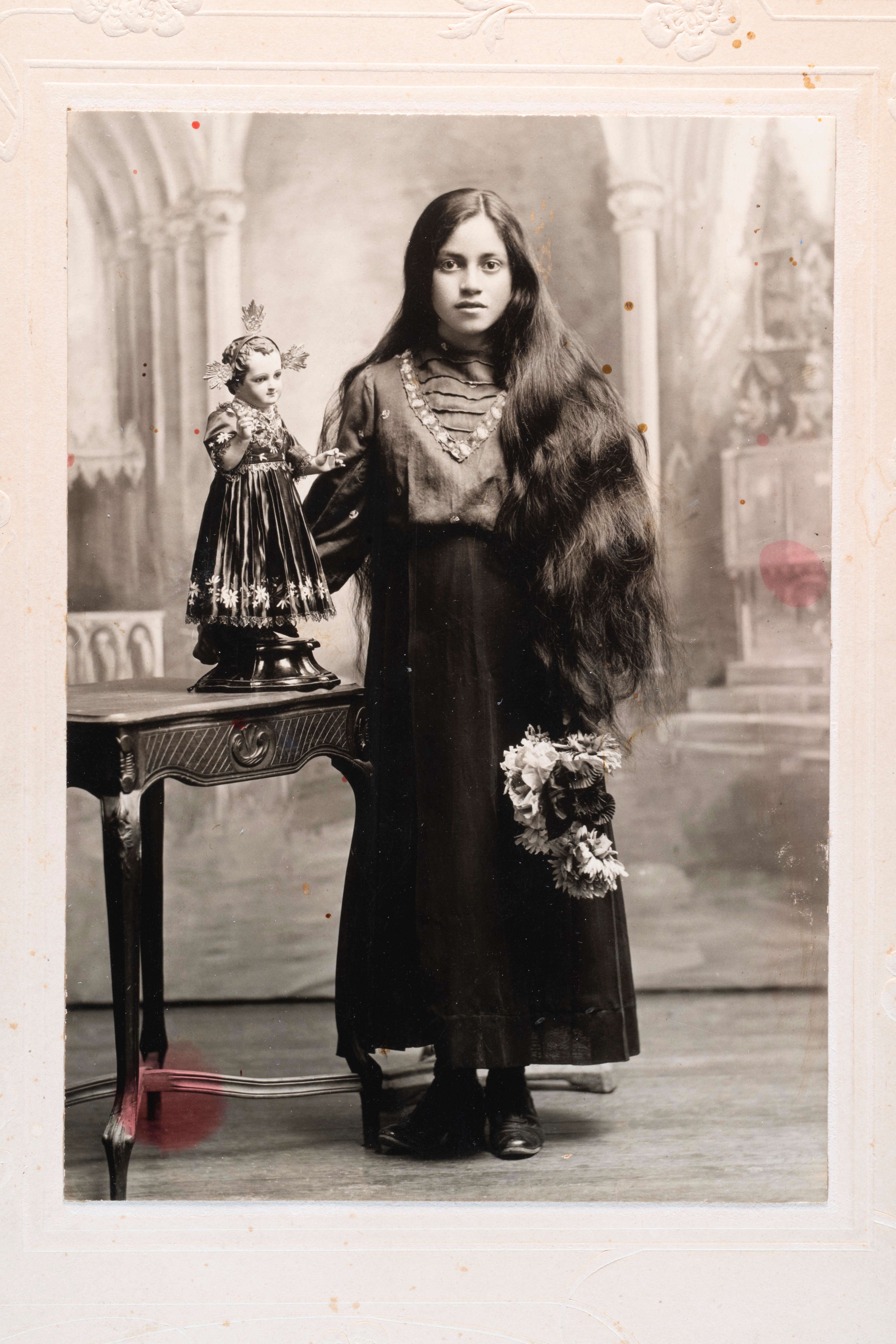 Mujer joven con cabello suelto y ni&ntilde;o Jes&uacute;s | Memoria y relato. Fotograf&iacute;a en Puebla | Museo Amparo, Puebla