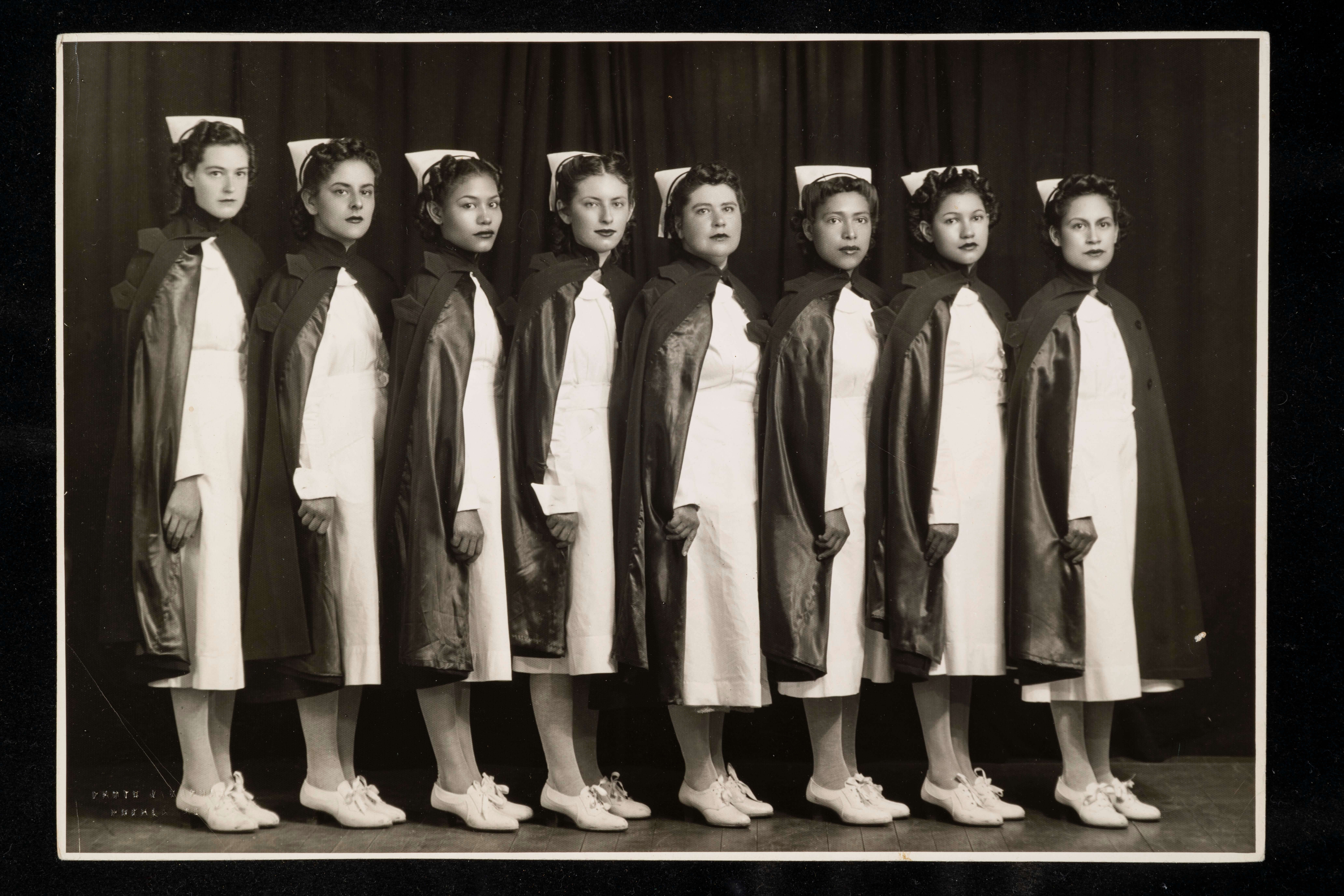 Retrato grupal de enfermeras en su graduaci&oacute;n | Memoria y relato. Fotograf&iacute;a en Puebla | Museo Amparo, Puebla
