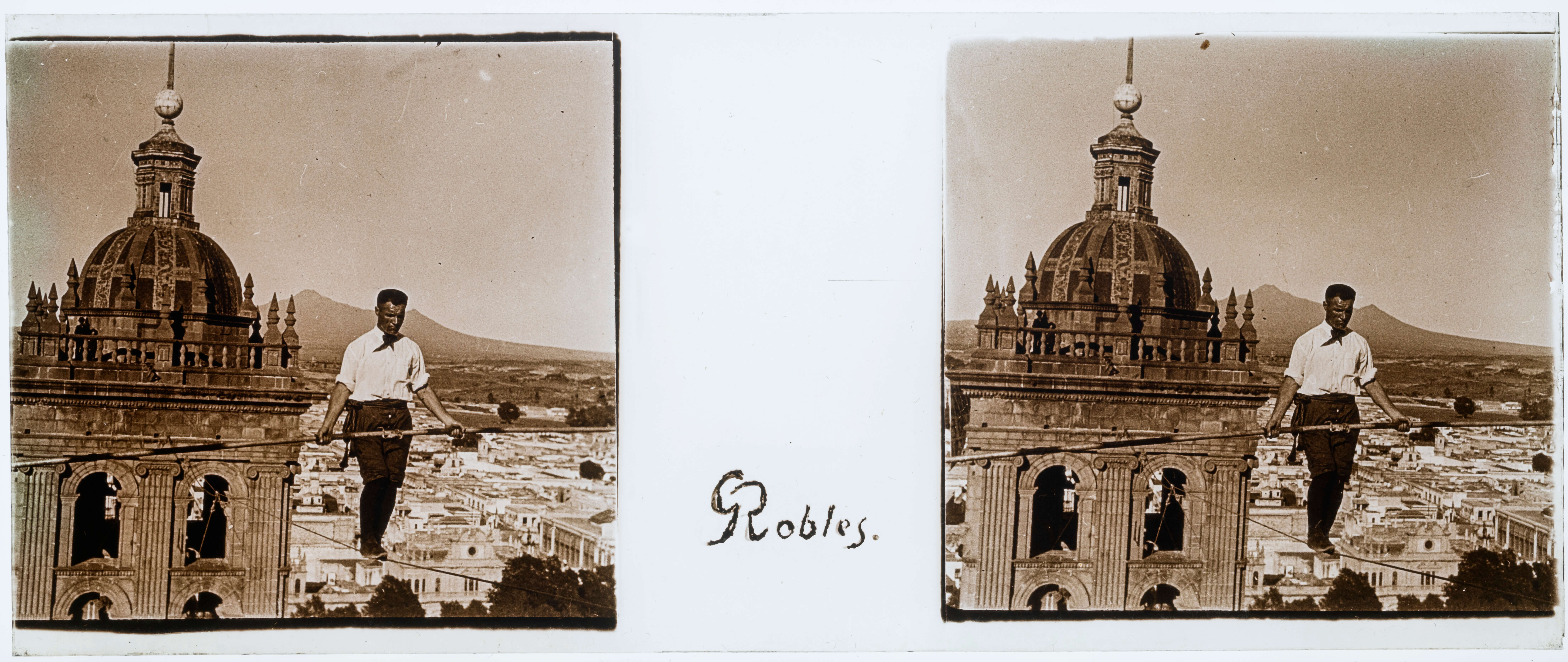 Babe White, el hombre mosca, entre las torres de Catedral | Memoria y relato. Fotograf&iacute;a en Puebla | Museo Amparo, Puebla
