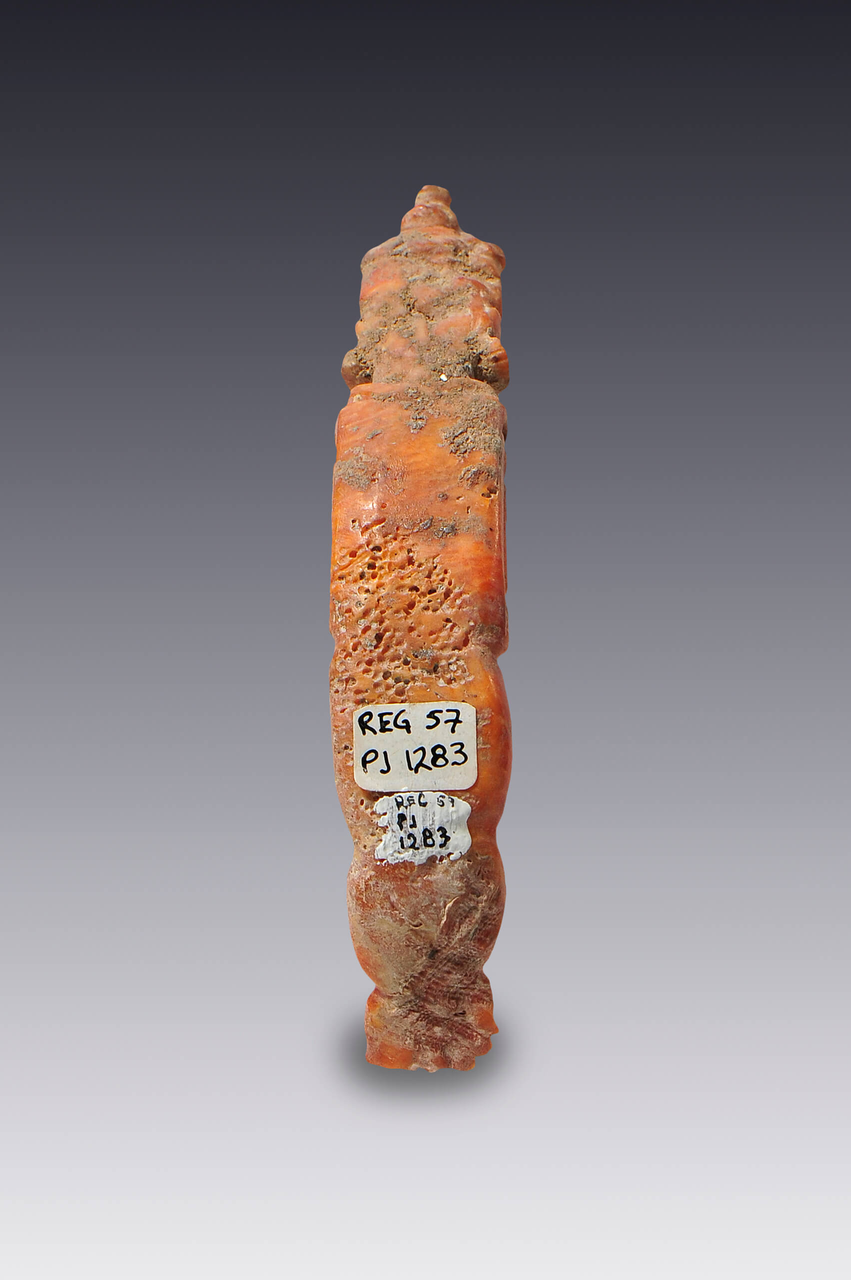 Figura femenina que parece cargar una olla | El México antiguo. Salas de Arte Prehispánico | Museo Amparo, Puebla