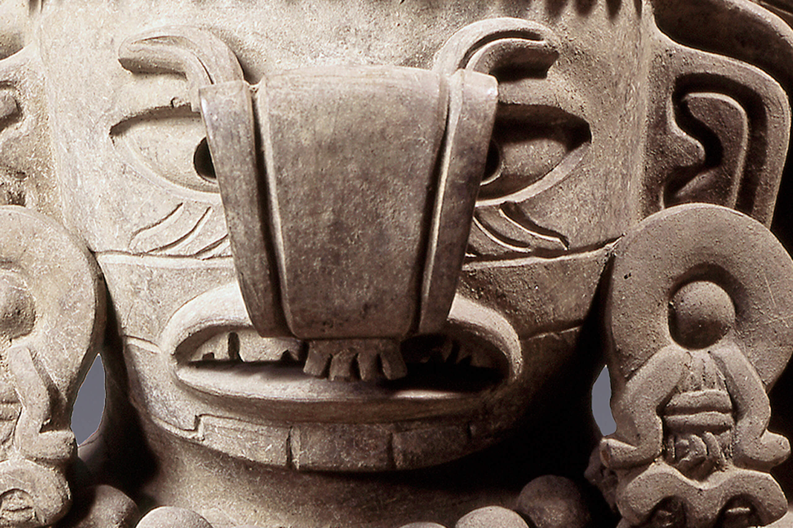 Escultura de barro de un dios zapoteco con elementos de lluvia | El México antiguo. Salas de Arte Prehispánico | Museo Amparo, Puebla