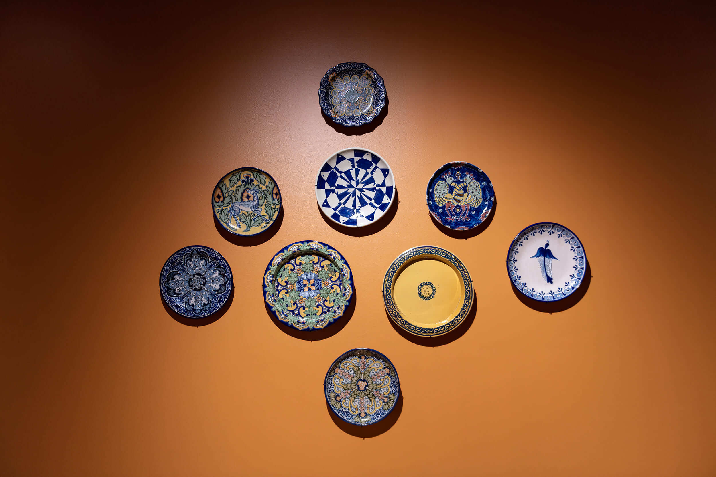 Conjunto de platones, fuentes de servicio y lebrillo | Una vuelta en espiral. 35 años Colección Museo Amparo | Museo Amparo, Puebla