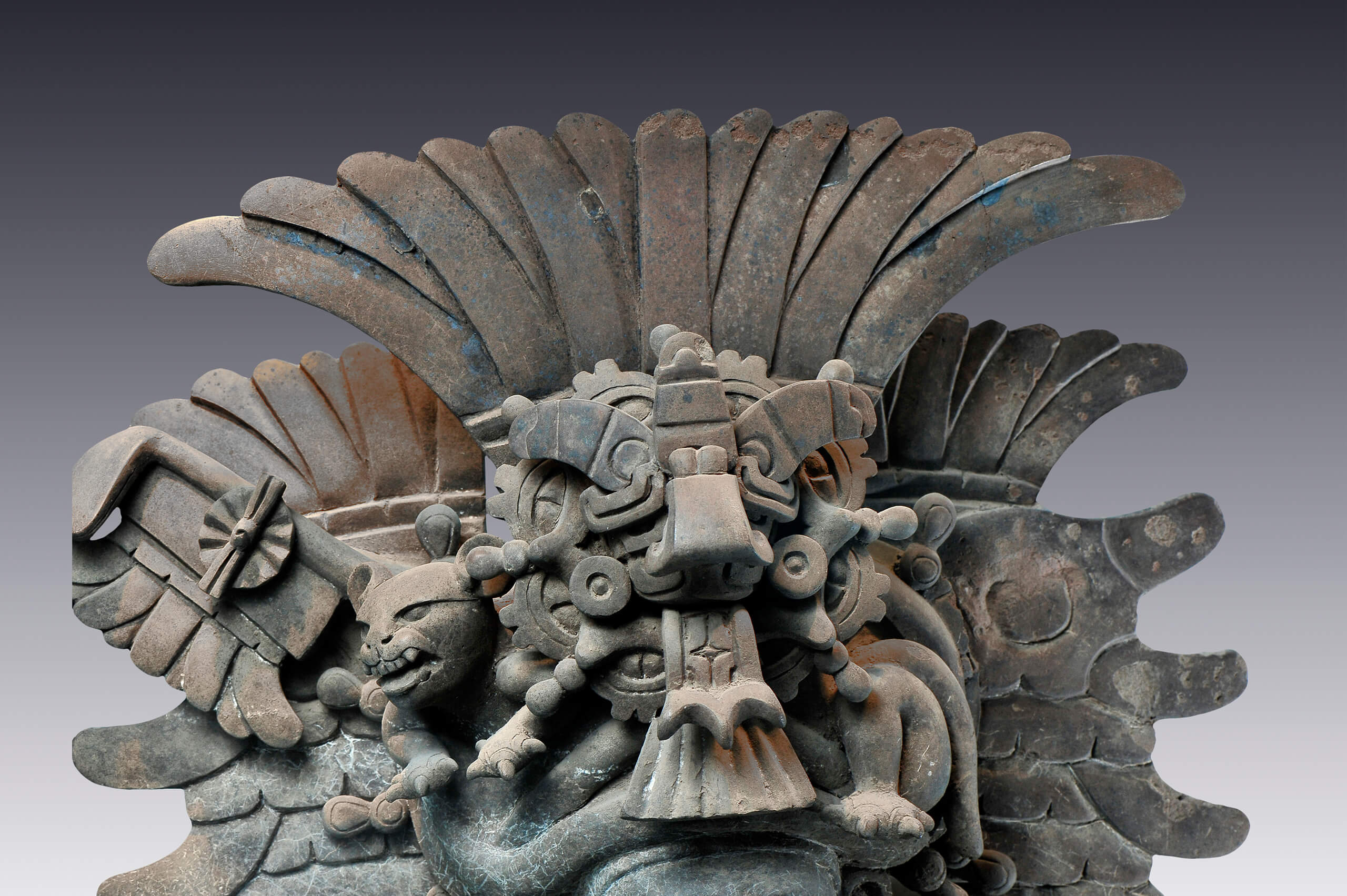 Vaso-efigie con la representación de un sacerdote que carga una bolsa de copal | El México antiguo. Salas de Arte Prehispánico | Museo Amparo, Puebla