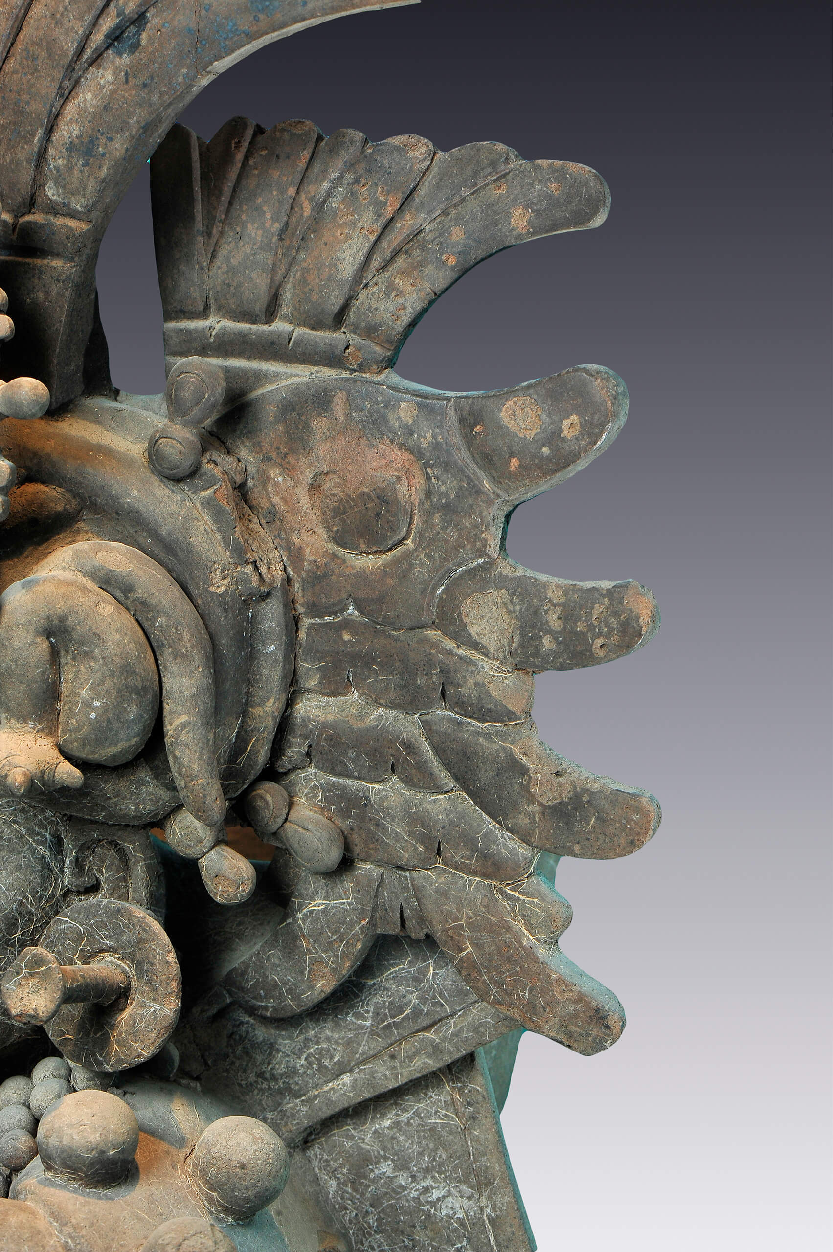Vaso-efigie con la representación de un sacerdote que carga una bolsa de copal | El México antiguo. Salas de Arte Prehispánico | Museo Amparo, Puebla