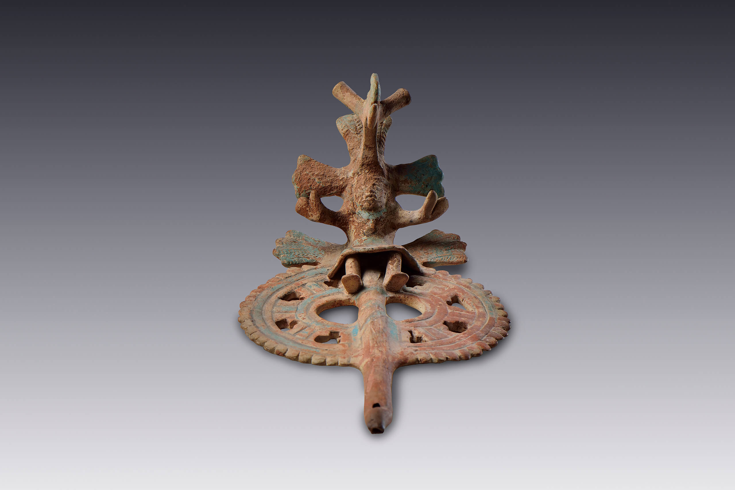 Flauta de émbolo con una efigie femenina ataviada con faldilla y yelmo fantástico | El México antiguo. Salas de Arte Prehispánico | Museo Amparo, Puebla