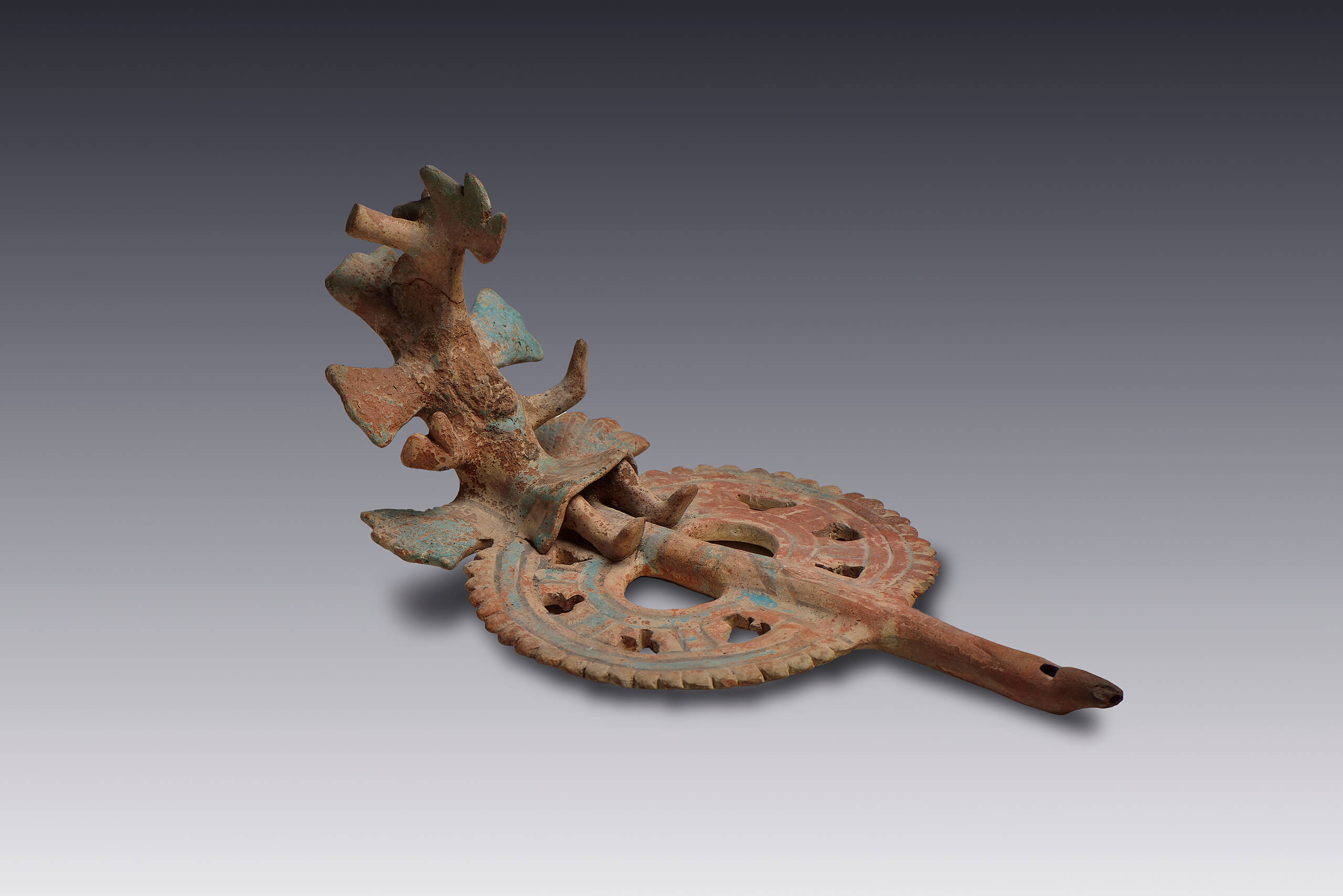 Flauta de émbolo con una efigie femenina ataviada con faldilla y yelmo fantástico | El México antiguo. Salas de Arte Prehispánico | Museo Amparo, Puebla