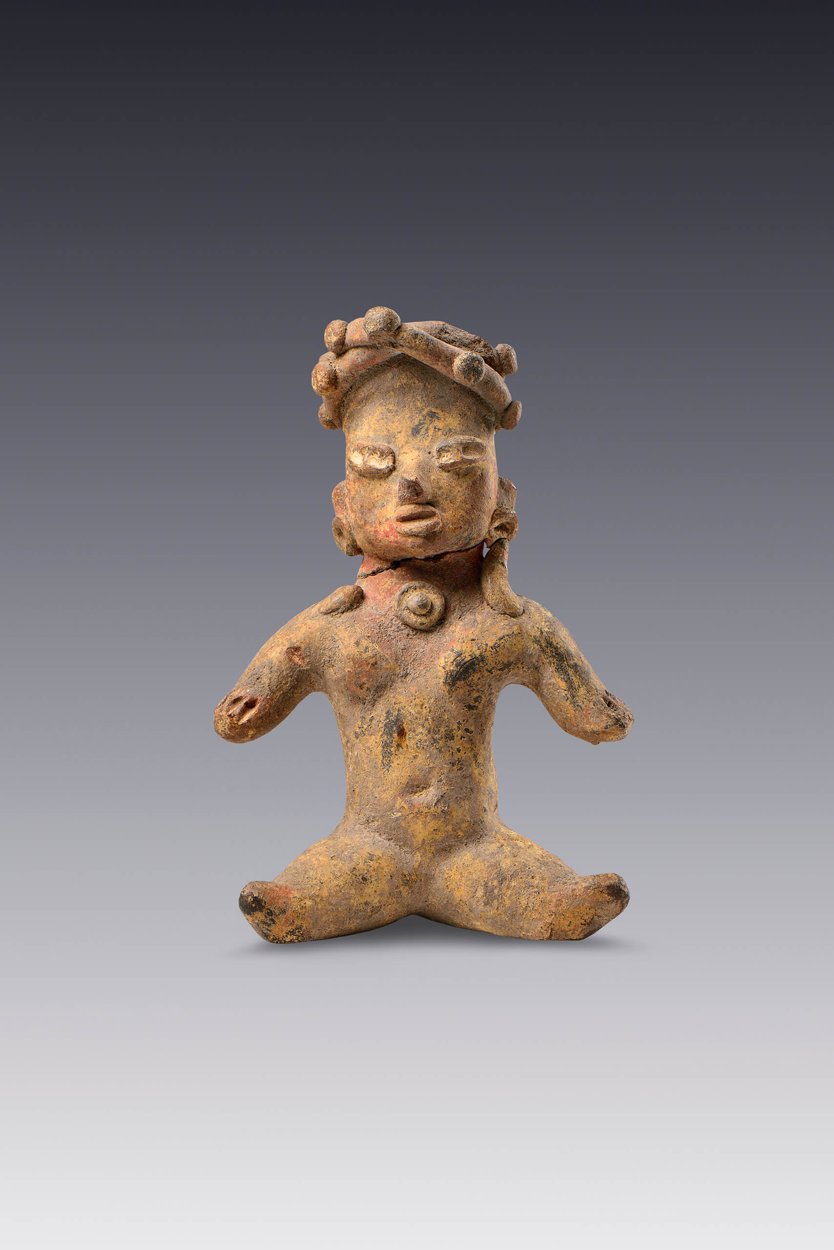 Figurilla femenina sedente con tocado | El M&eacute;xico antiguo. Salas de Arte Prehisp&aacute;nico | Museo Amparo, Puebla