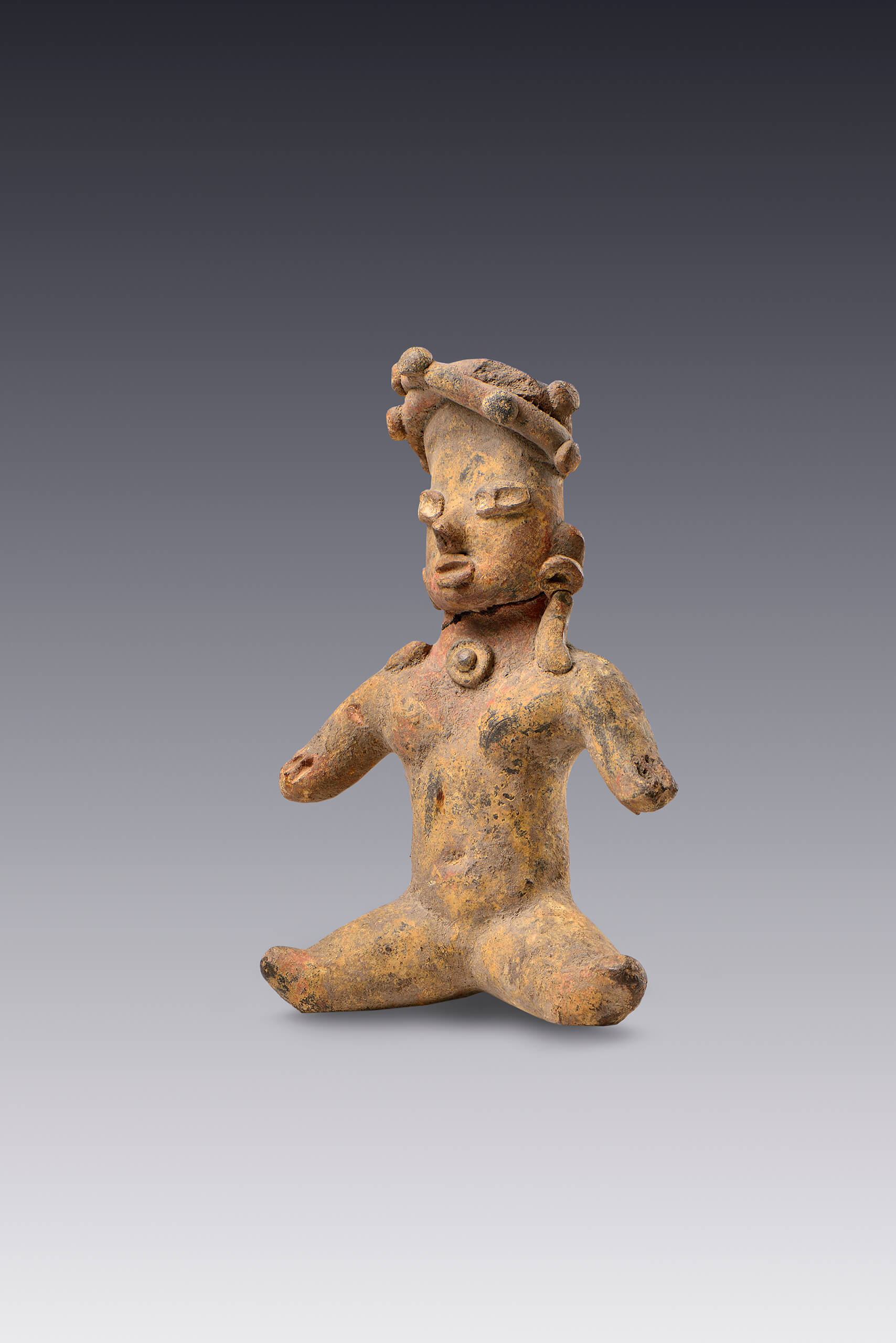 Figurilla femenina sedente con tocado | El M&eacute;xico antiguo. Salas de Arte Prehisp&aacute;nico | Museo Amparo, Puebla